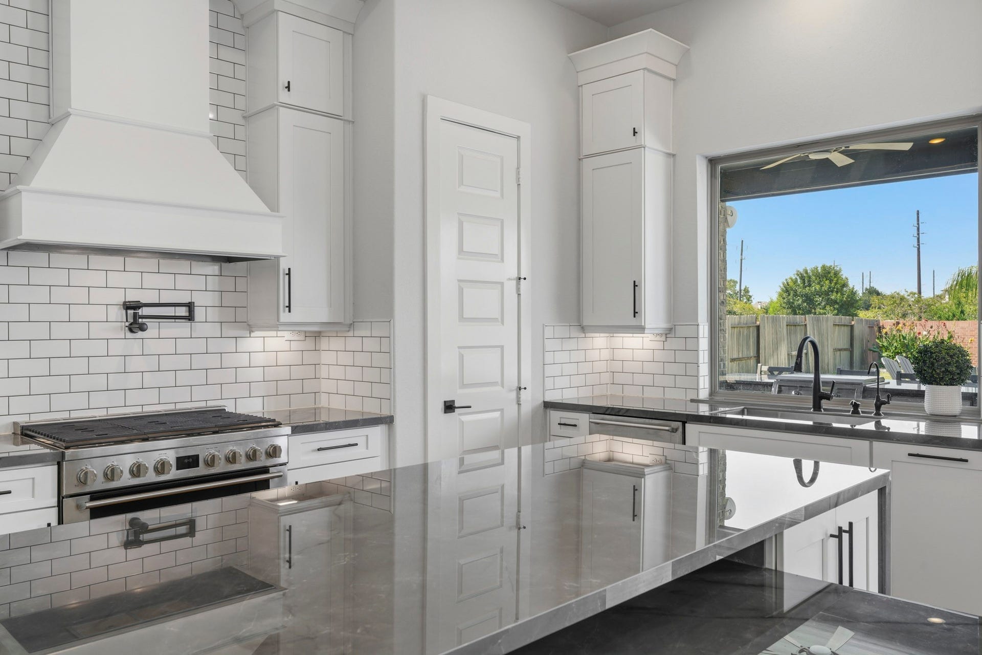 9907 Regal Bend Drive, Missouri City, TX 77459 Under-cabinet lighting