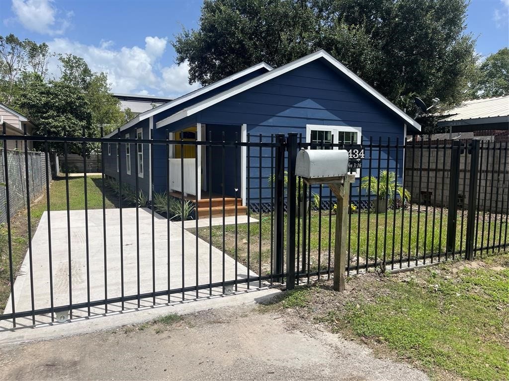 3434 Easy Street, Houston, TX 77026 Welcome to 3434 Easy Street! This recently renovated home features an attractive front faade and an iron driveway gate, providing added security, privacy, and peace of mind
