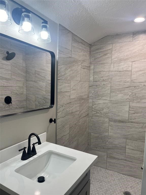 3434 Easy Street, Houston, TX 77026 Ensuite Bathroom to the primary has an upgraded walk in shower and modern finishes.