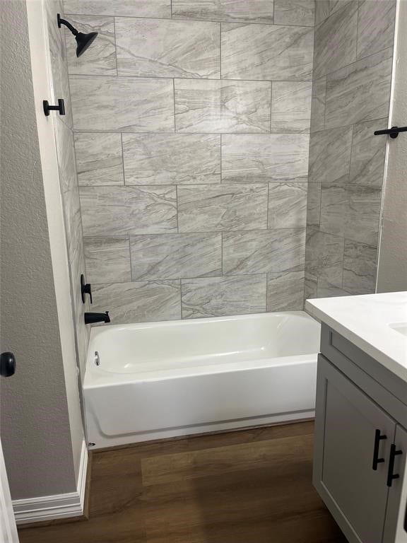 3434 Easy Street, Houston, TX 77026 Bathroom 2 has a shower/tub combo with modern finishes
