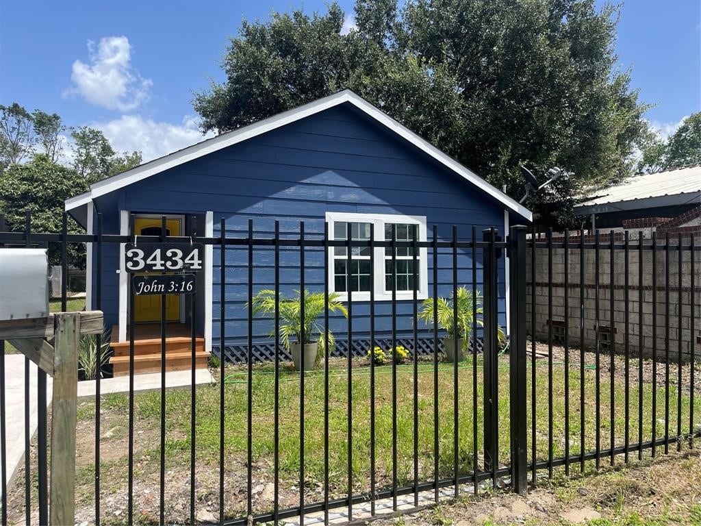 3434 Easy Street, Houston, TX 77026 Welcome to 3434 Easy Street! This recently renovated home features an attractive front faade and an iron driveway gate, providing added security, privacy, and peace of mind