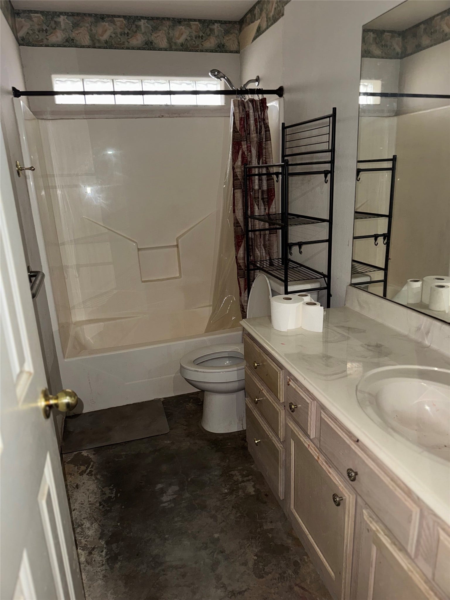 509 12th Avenue N, Texas City, TX 77590 Hall bathroom
