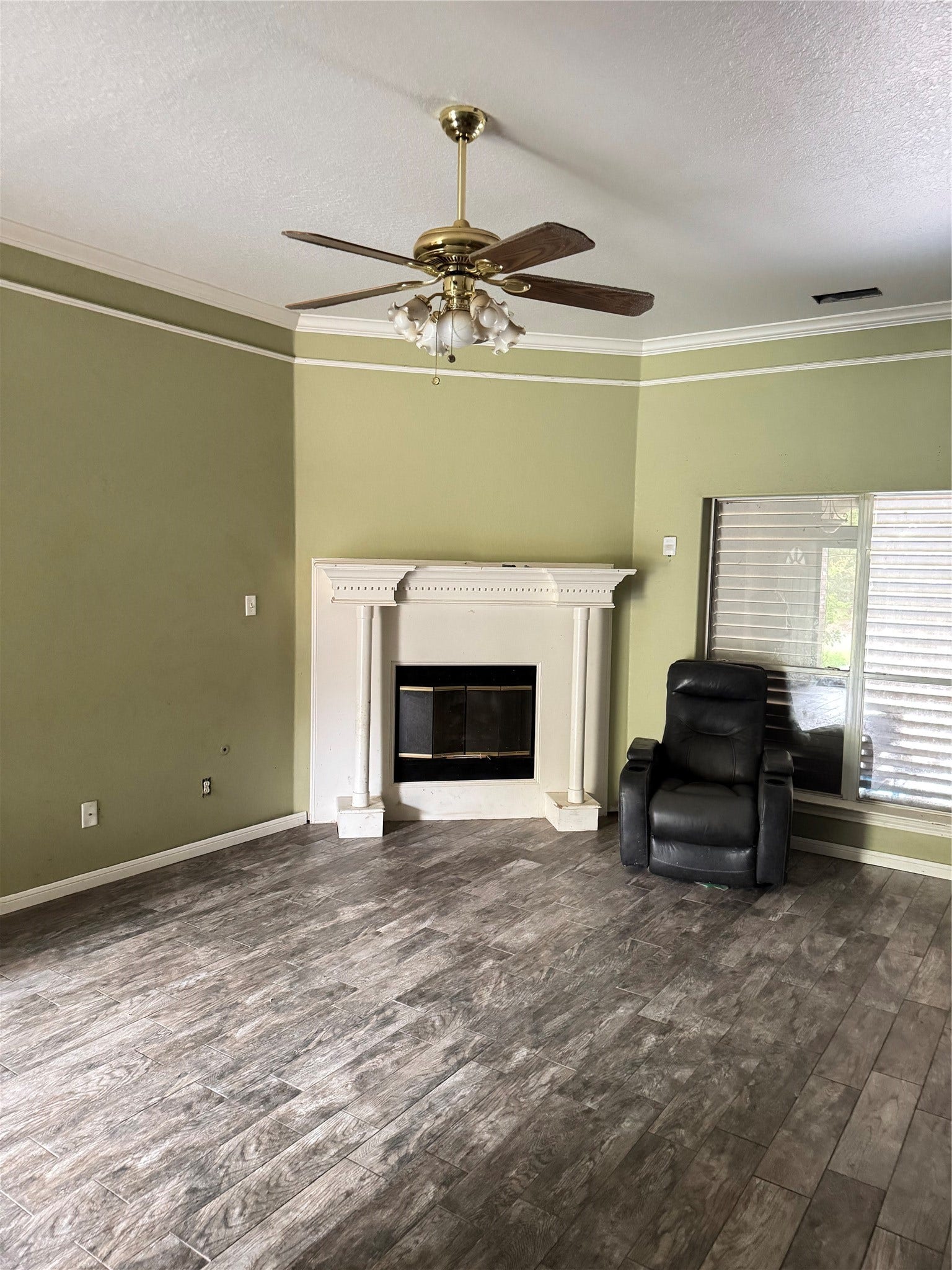 509 12th Avenue N, Texas City, TX 77590 Living