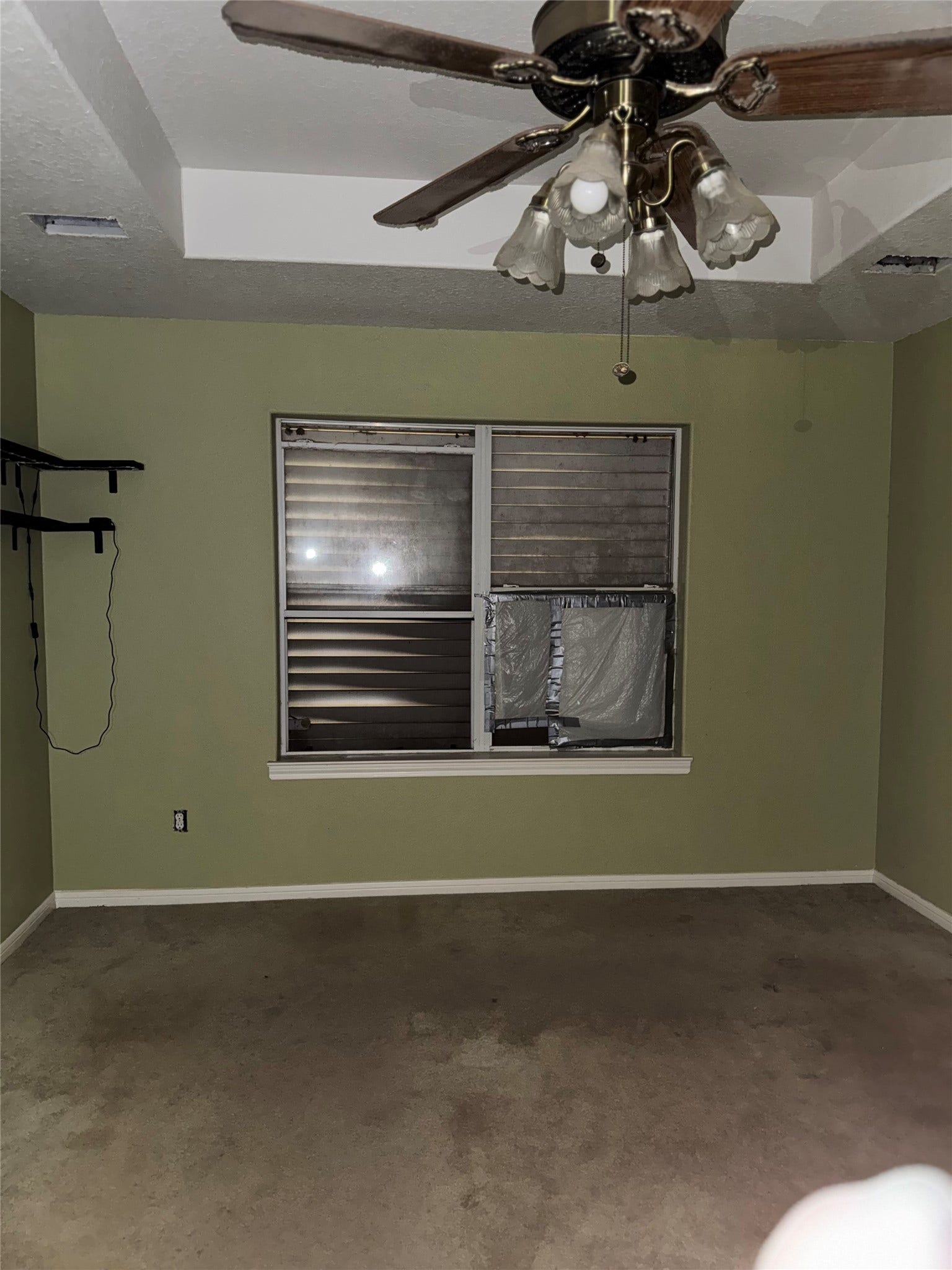 509 12th Avenue N, Texas City, TX 77590 Primary bedroom
