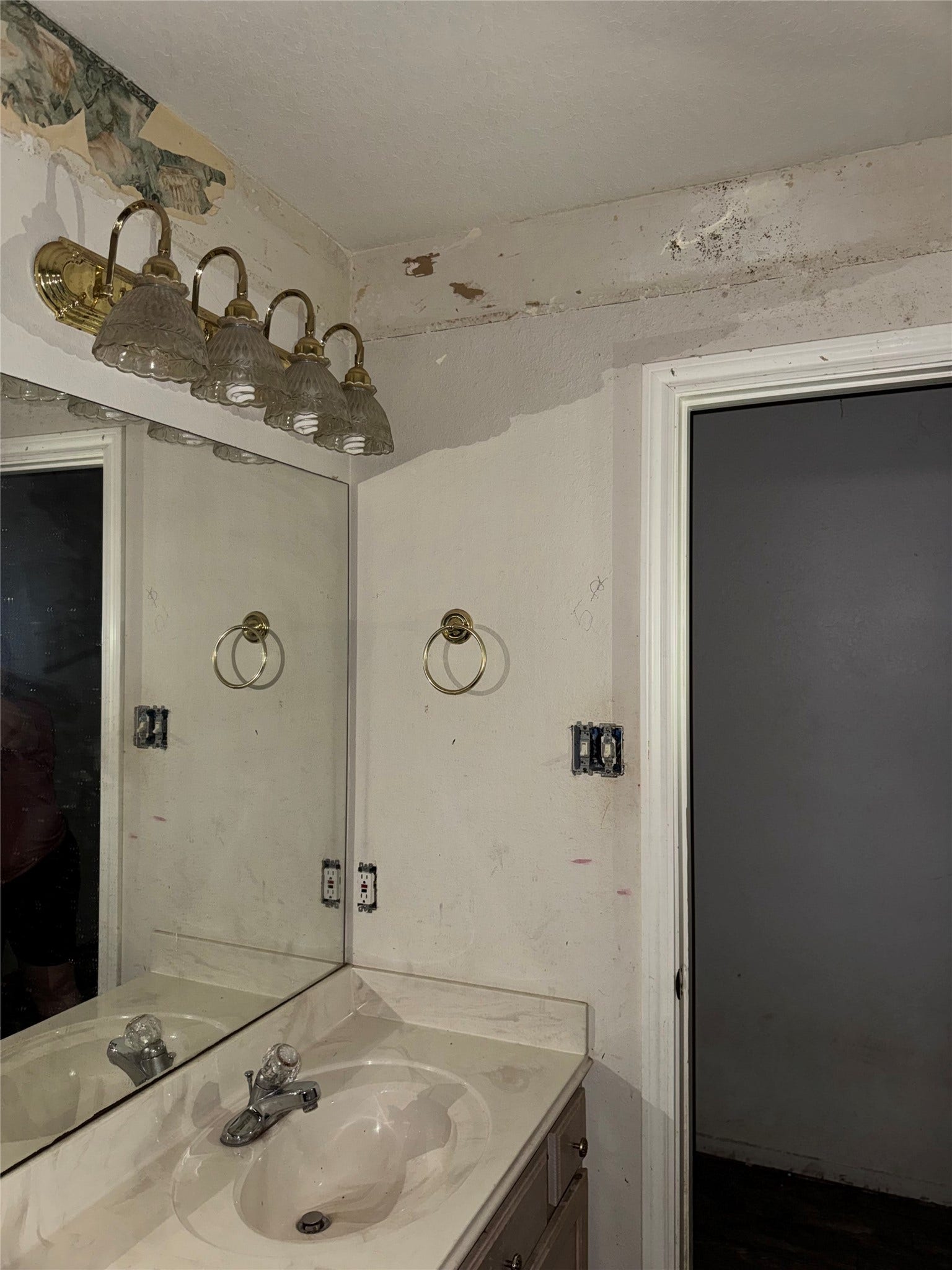 509 12th Avenue N, Texas City, TX 77590 Hall bathroom