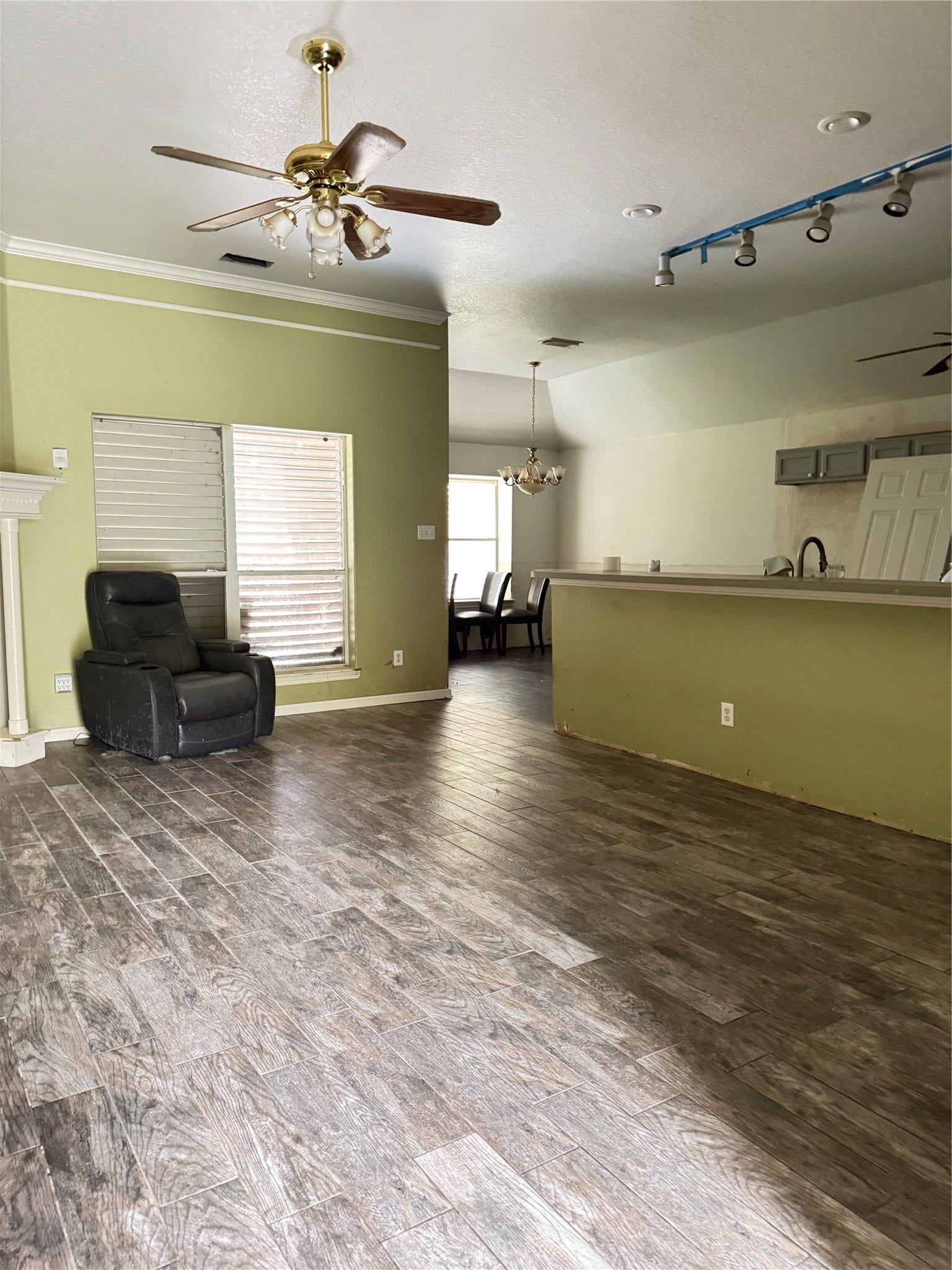 509 12th Avenue N, Texas City, TX 77590 Living facing kitchen-open concept