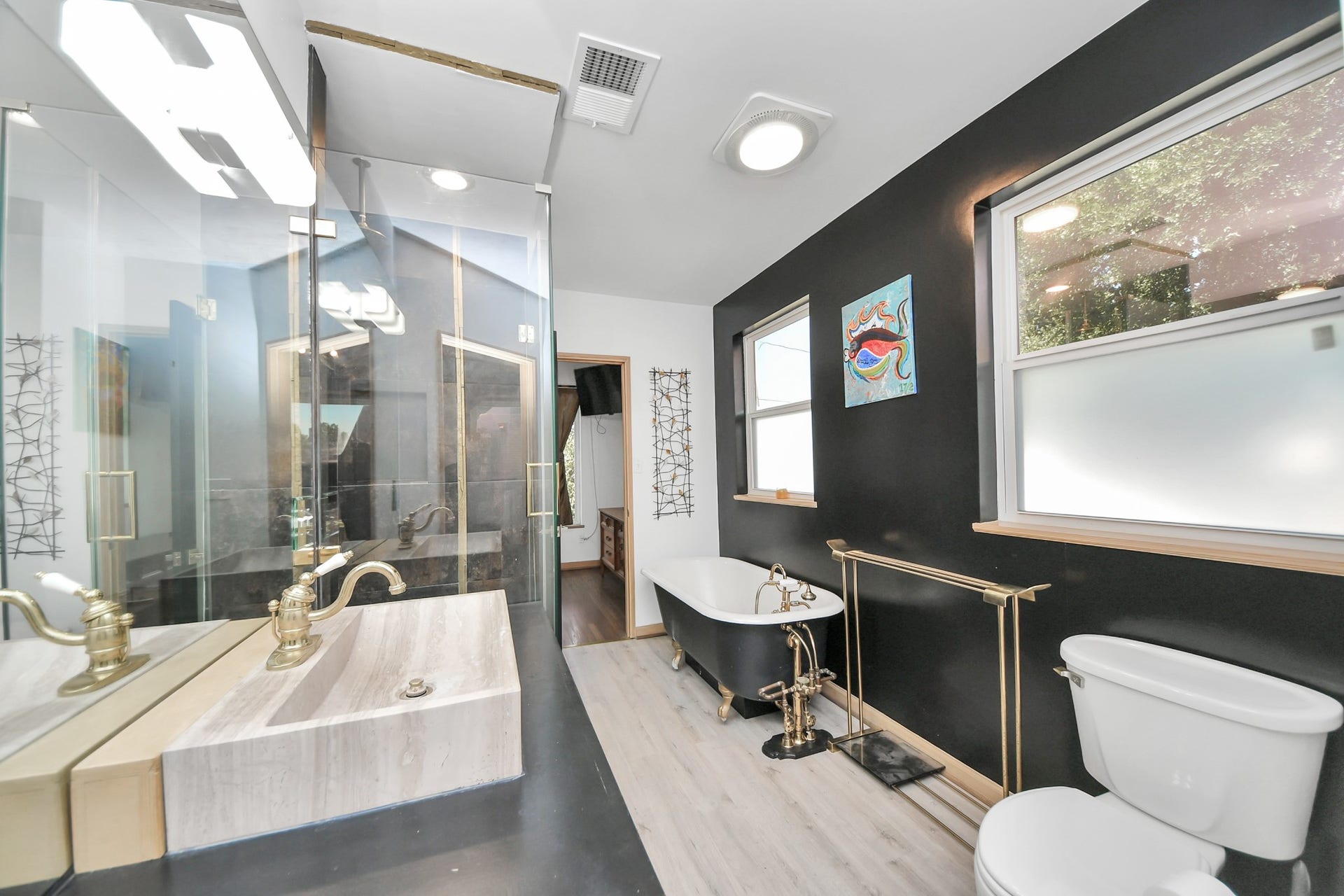 2402 Barbee Street, Houston, TX 77004 Primary bath.
