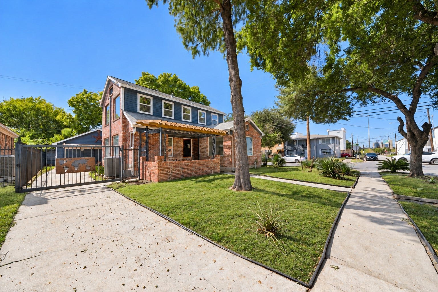 2402 Barbee Street, Houston, TX 77004 Notice the driveway gate!