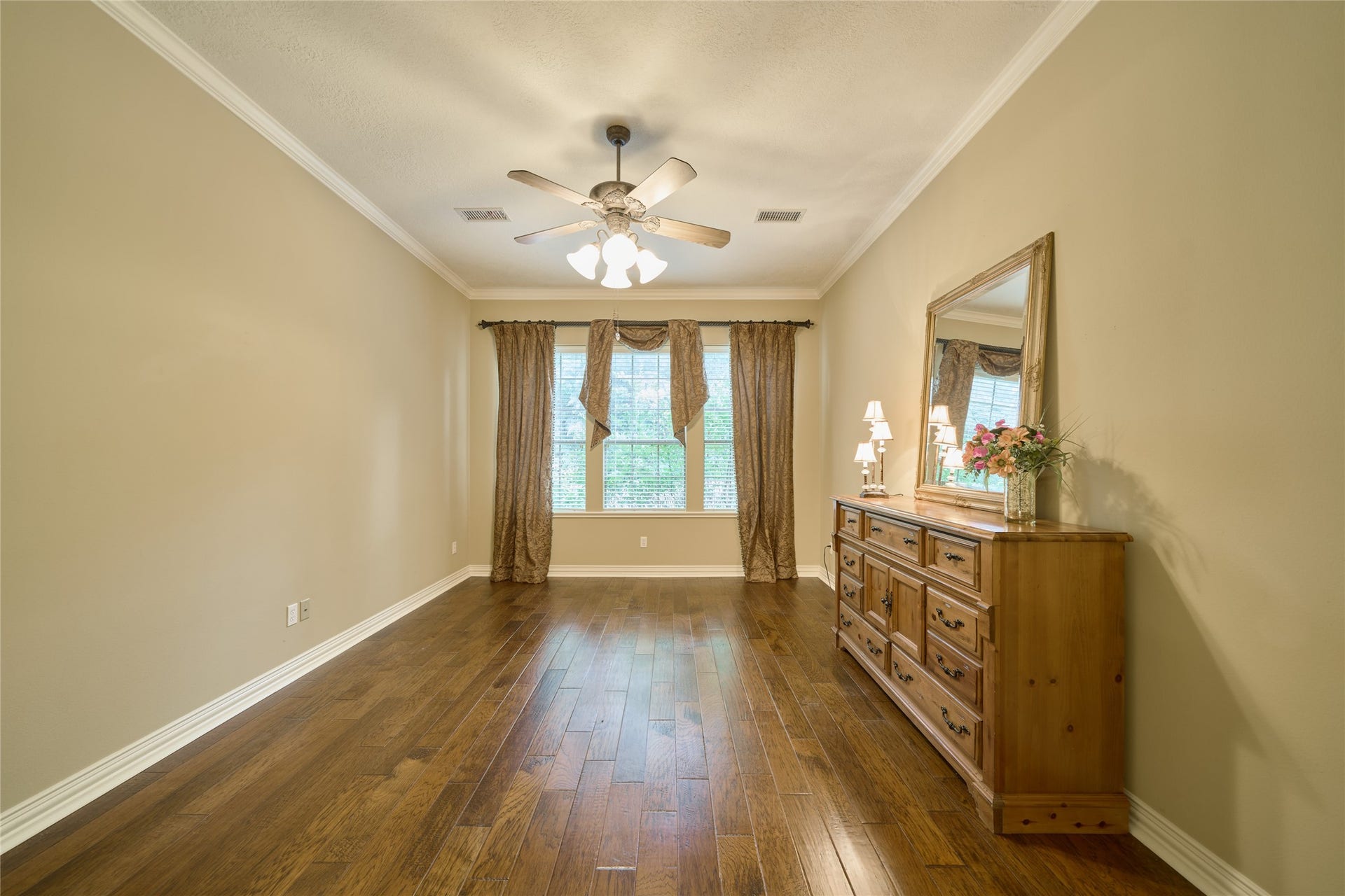 11130 Hunters Landing, Montgomery, TX 77356 The high ceilings carry throughout the home.