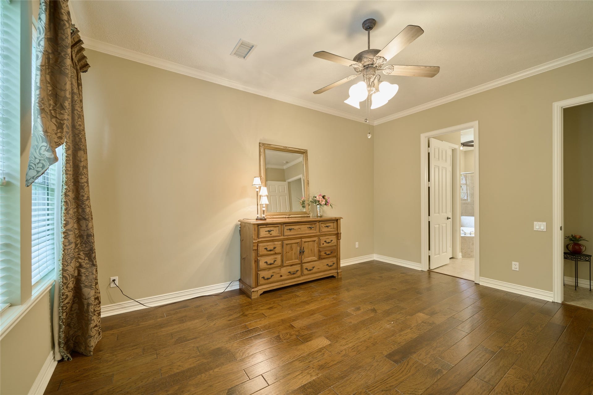 11130 Hunters Landing, Montgomery, TX 77356 The drapes can stay if desired.