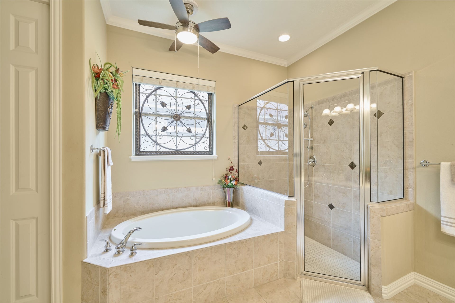 11130 Hunters Landing, Montgomery, TX 77356 The shower has been updated and looks amazing!