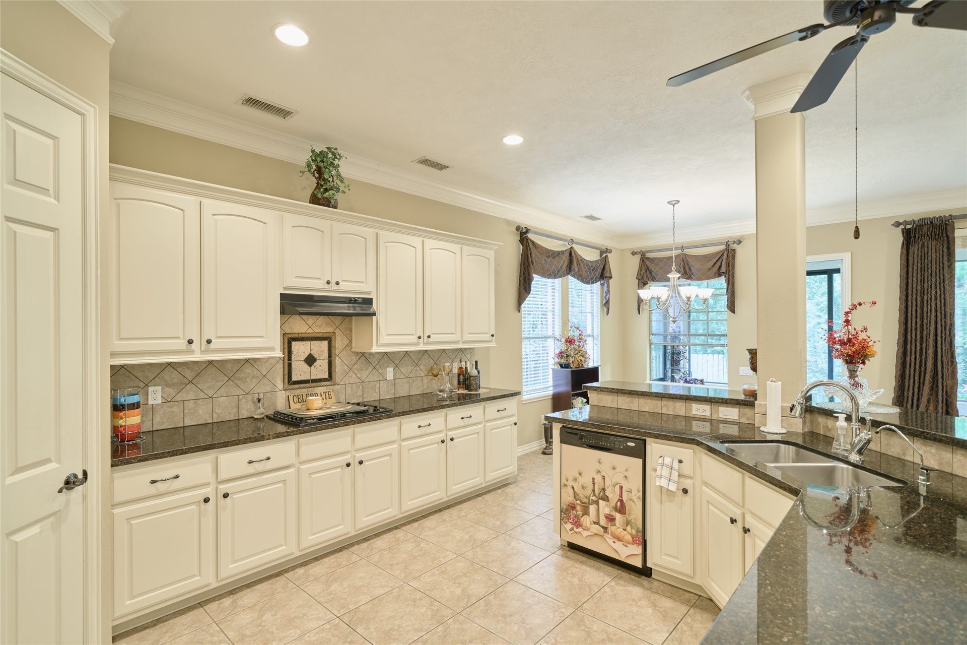 11130 Hunters Landing, Montgomery, TX 77356 Look at all those cabinets.