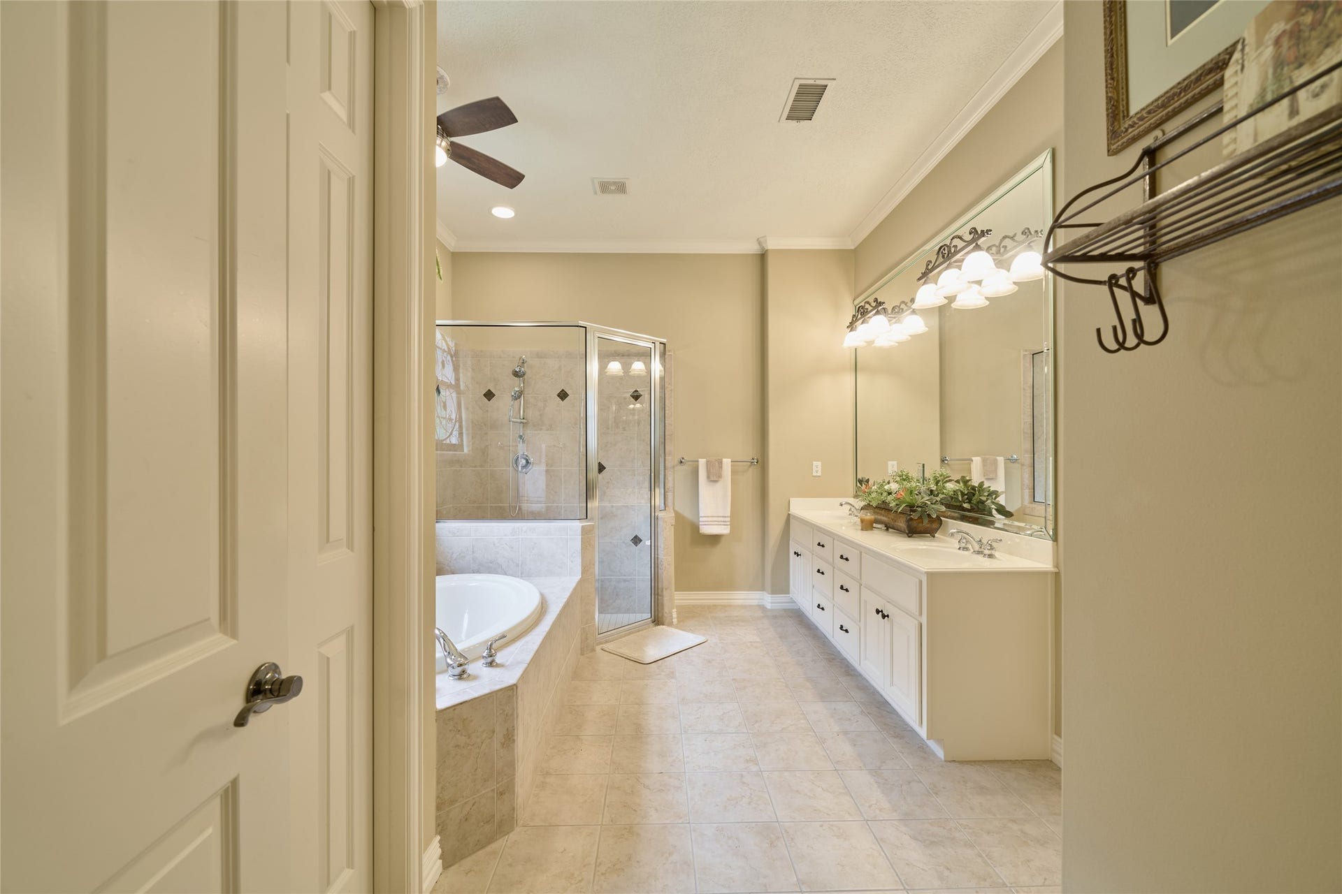 11130 Hunters Landing, Montgomery, TX 77356 This is a fabulous primary bath.