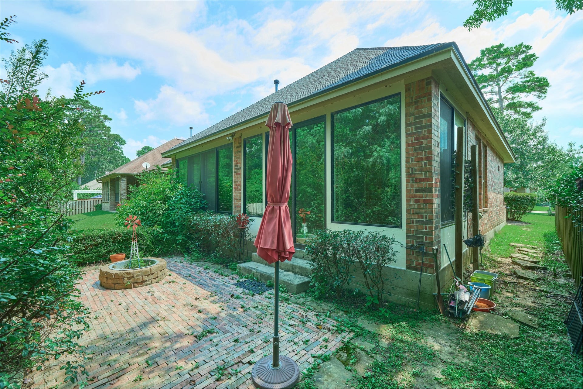 11130 Hunters Landing, Montgomery, TX 77356 A small private backyard is perfect for a fire pit.