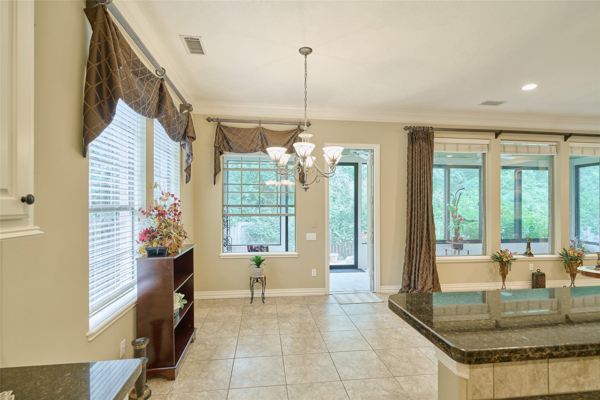 11130 Hunters Landing, Montgomery, TX 77356 Note the sun room is also heated and cooled. It can be closed off or left open.