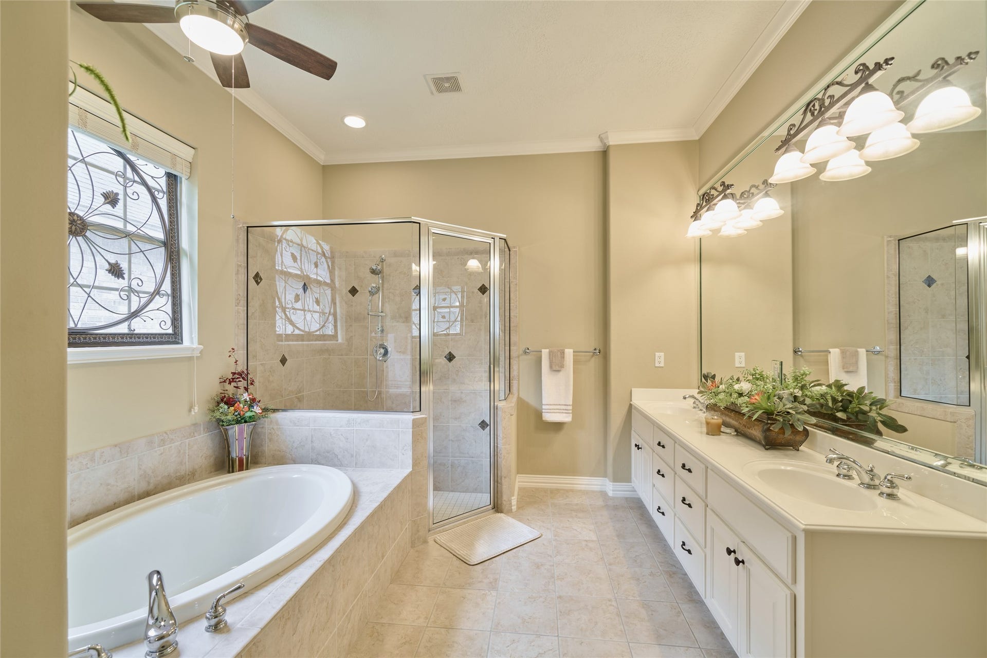 11130 Hunters Landing, Montgomery, TX 77356 Imagine relaxing in this oversized bath.