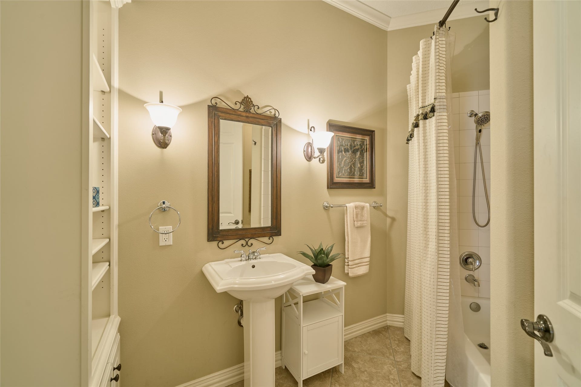 11130 Hunters Landing, Montgomery, TX 77356 Secondary Bath room has a tub/shower combo.