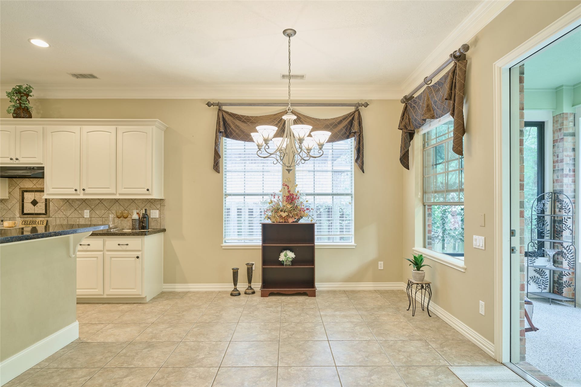 11130 Hunters Landing, Montgomery, TX 77356 Bring the large table - room for everyone!