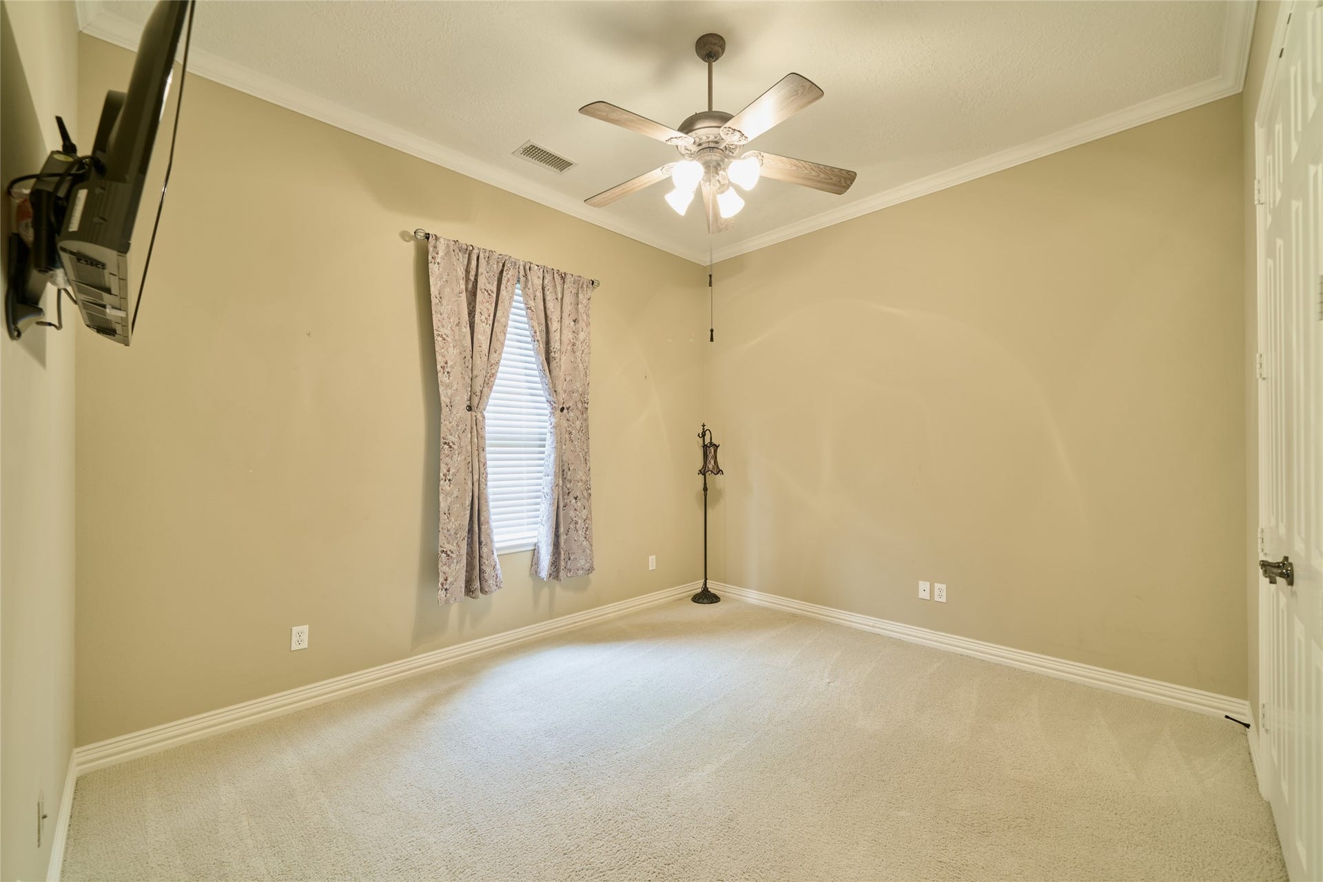 11130 Hunters Landing, Montgomery, TX 77356 Bedroom #2 is a nice size room and plenty of closet space.