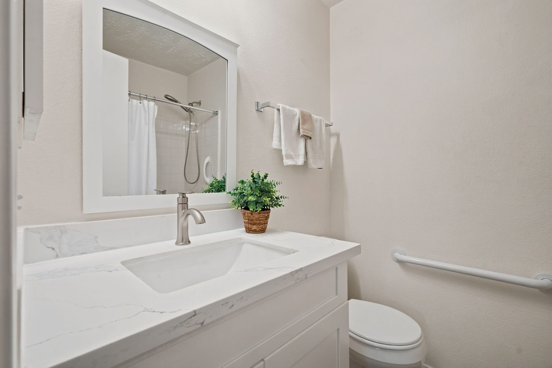 8051 Bay Branch Dr, #222, The Woodlands, TX 77382 Primary bathroom