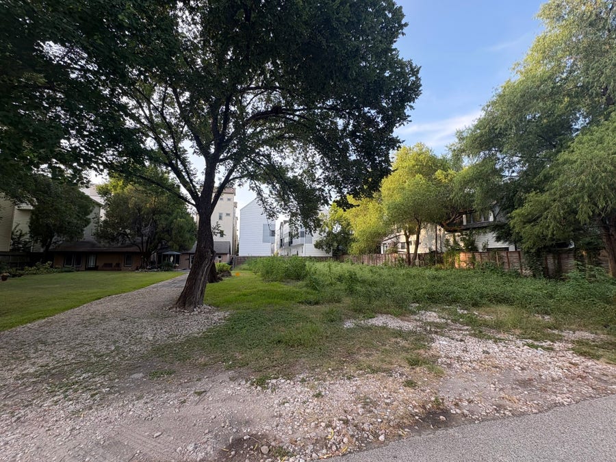 Property photo for 1121 W 15th 1/2 Street, Houston, TX
