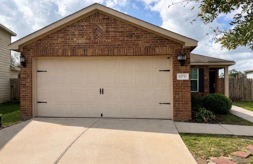 12711 Mystic Water Lane, Houston, TX 77044 Beautiful curb appeal with a welcoming front entrance, situated on a quiet cul-de-sac.
