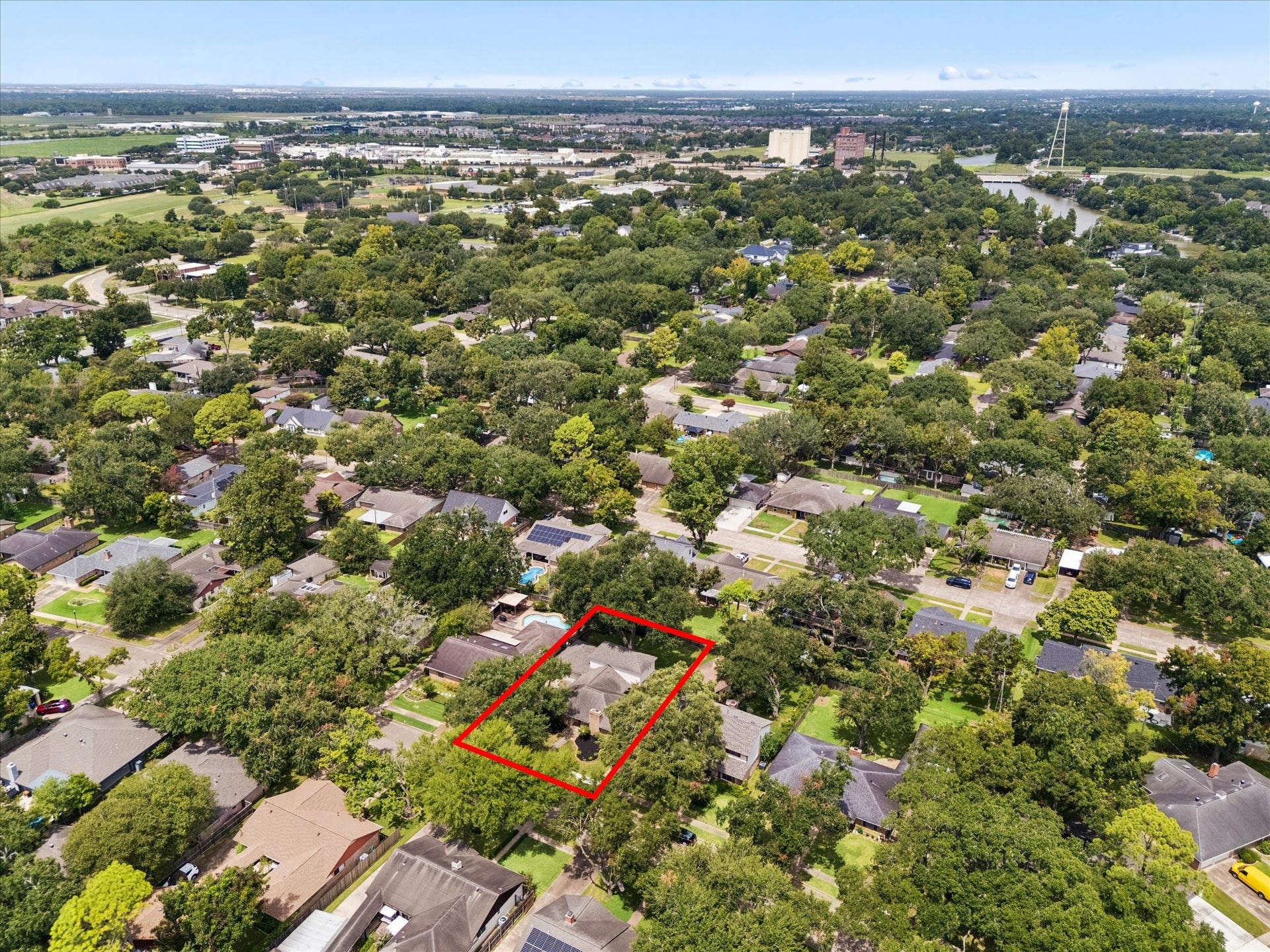 114 CAMELLIA STREET, Sugar Land, TX 77478 114 CAMELLIA STREET ENJOYS A TREE-FILLED BROOKSIDE LOCATION NEAR SHOPPING, DINING, EMPLOYMENT CENTERS, AND MAJOR ROADWAYS.