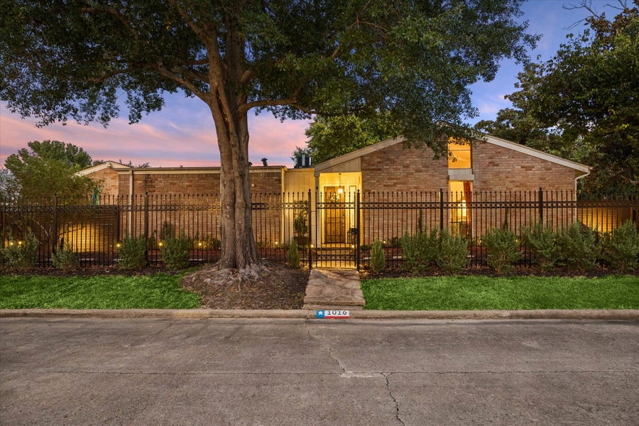 Property photo for 1016 Fleetwood Place Drive, Houston, TX