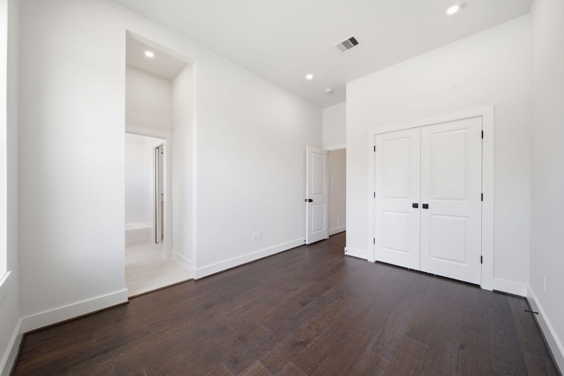 5522 Wheatley Street, #D, Houston, TX 77091 Secondary bedroom with closet and attached full bathroom