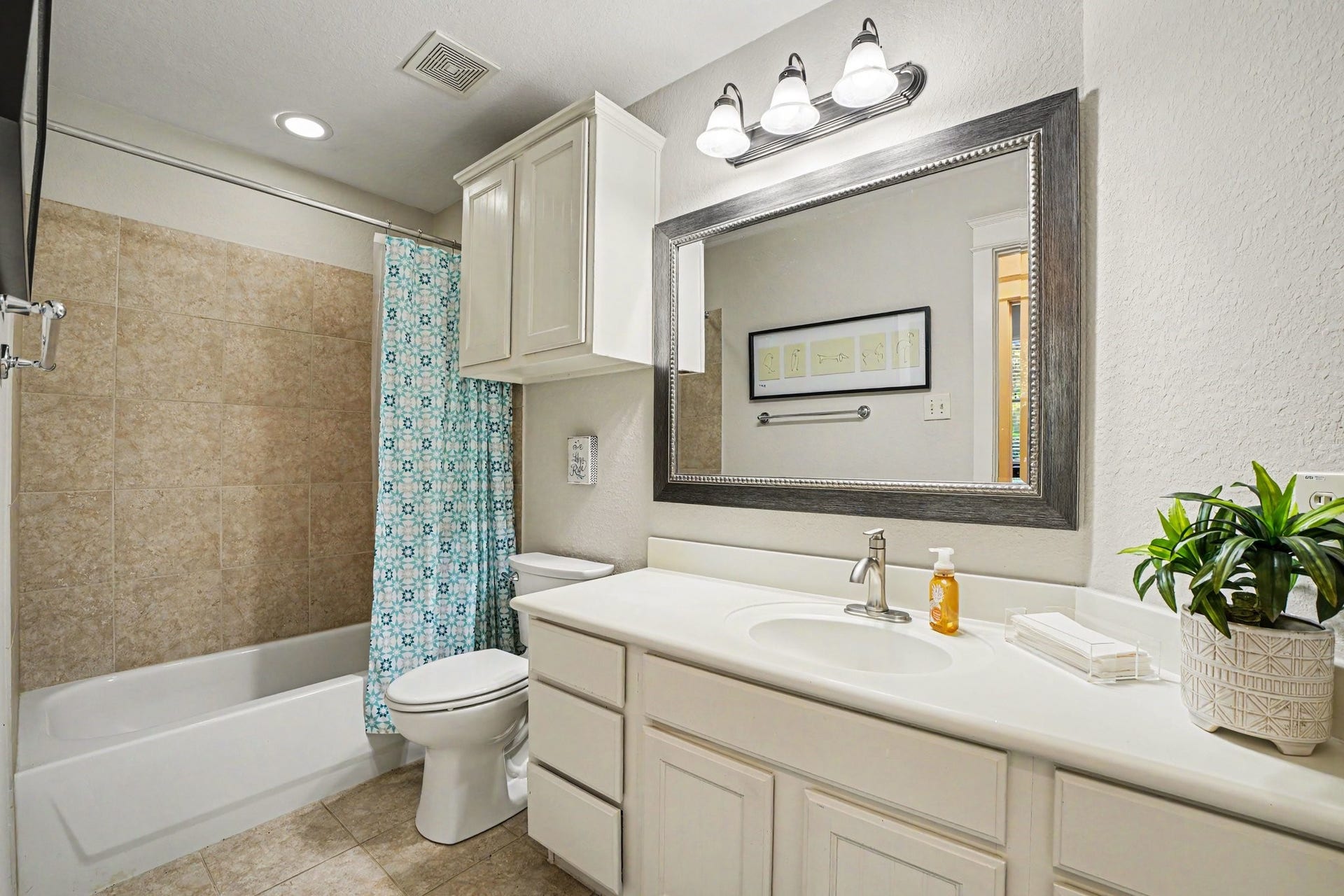 62 W Tapestry Park Circle, The Woodlands, TX 77381 Full Bathroom
