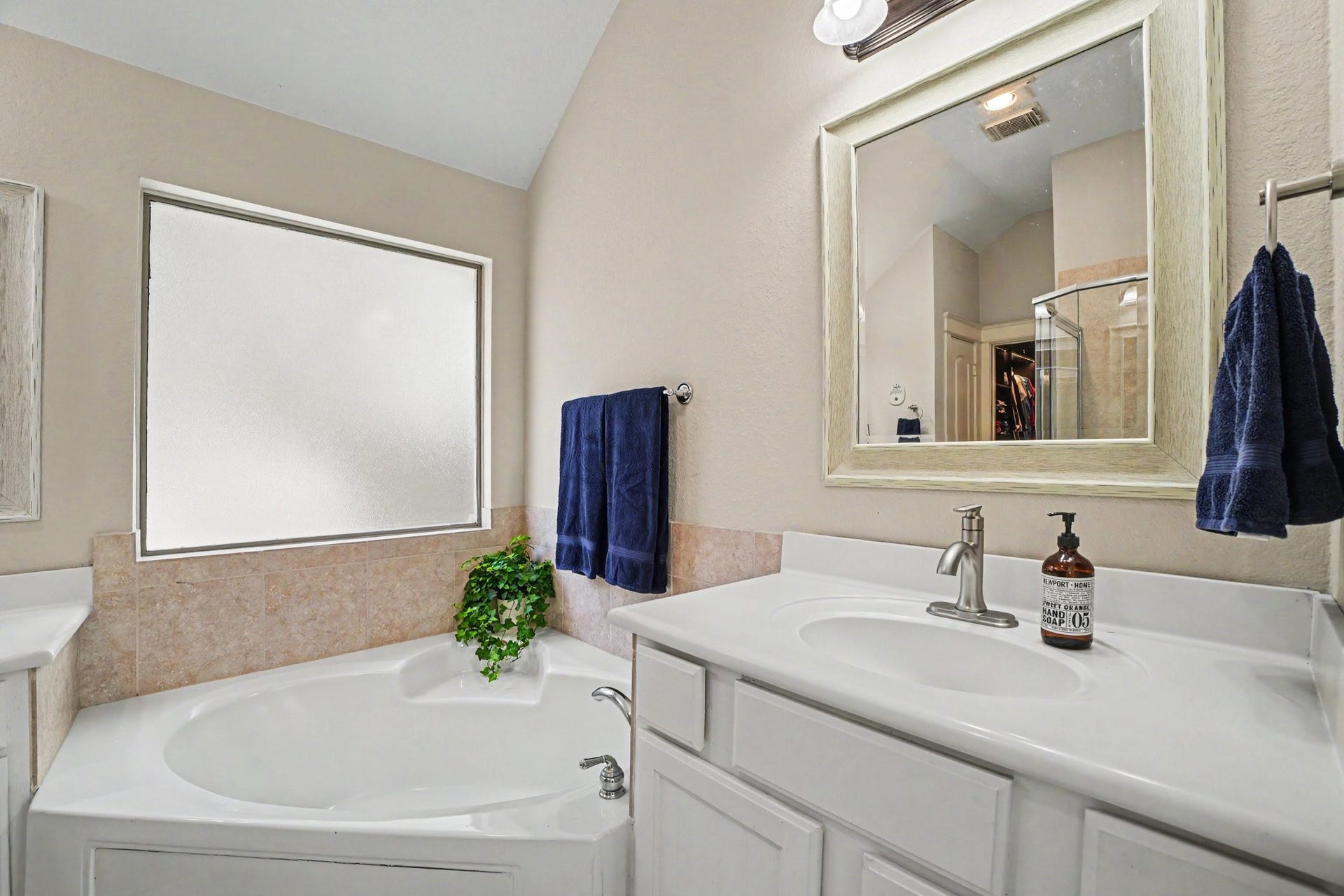 62 W Tapestry Park Circle, The Woodlands, TX 77381 62 W Tapestry Park Circle, The Woodlands, TX 77381
