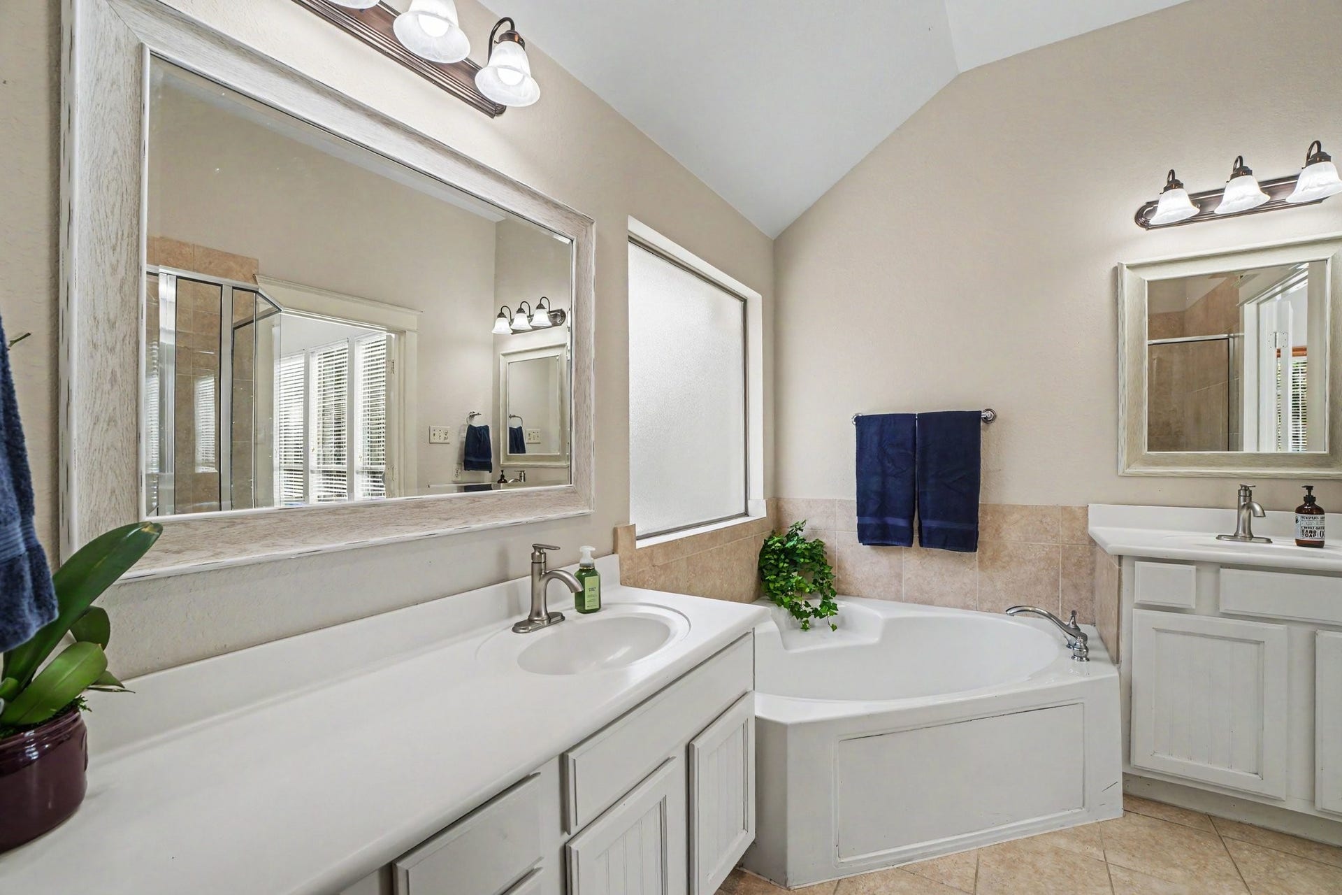 62 W Tapestry Park Circle, The Woodlands, TX 77381 Primary Bathroom