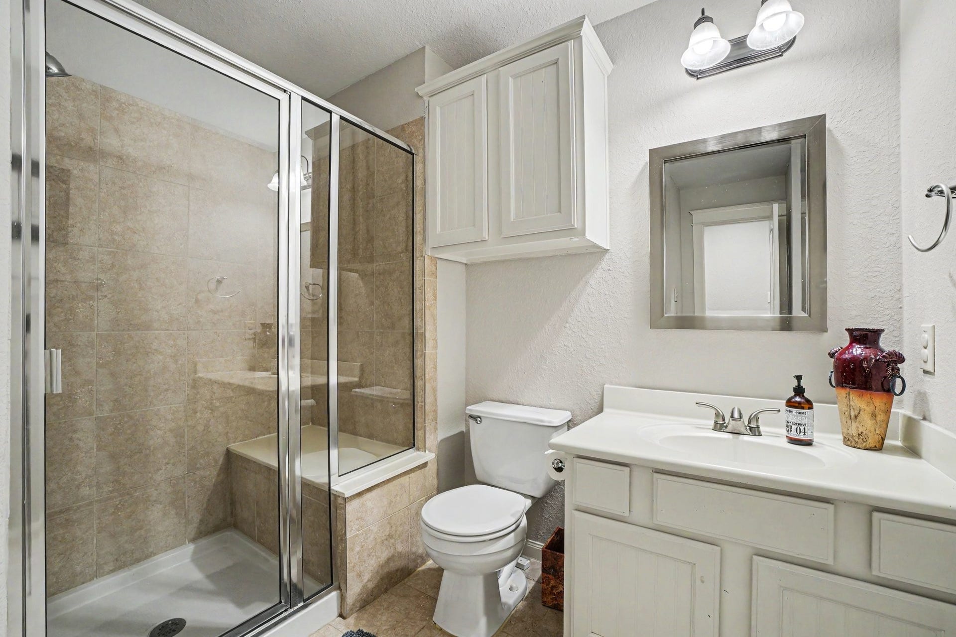 62 W Tapestry Park Circle, The Woodlands, TX 77381 Full Bathroom