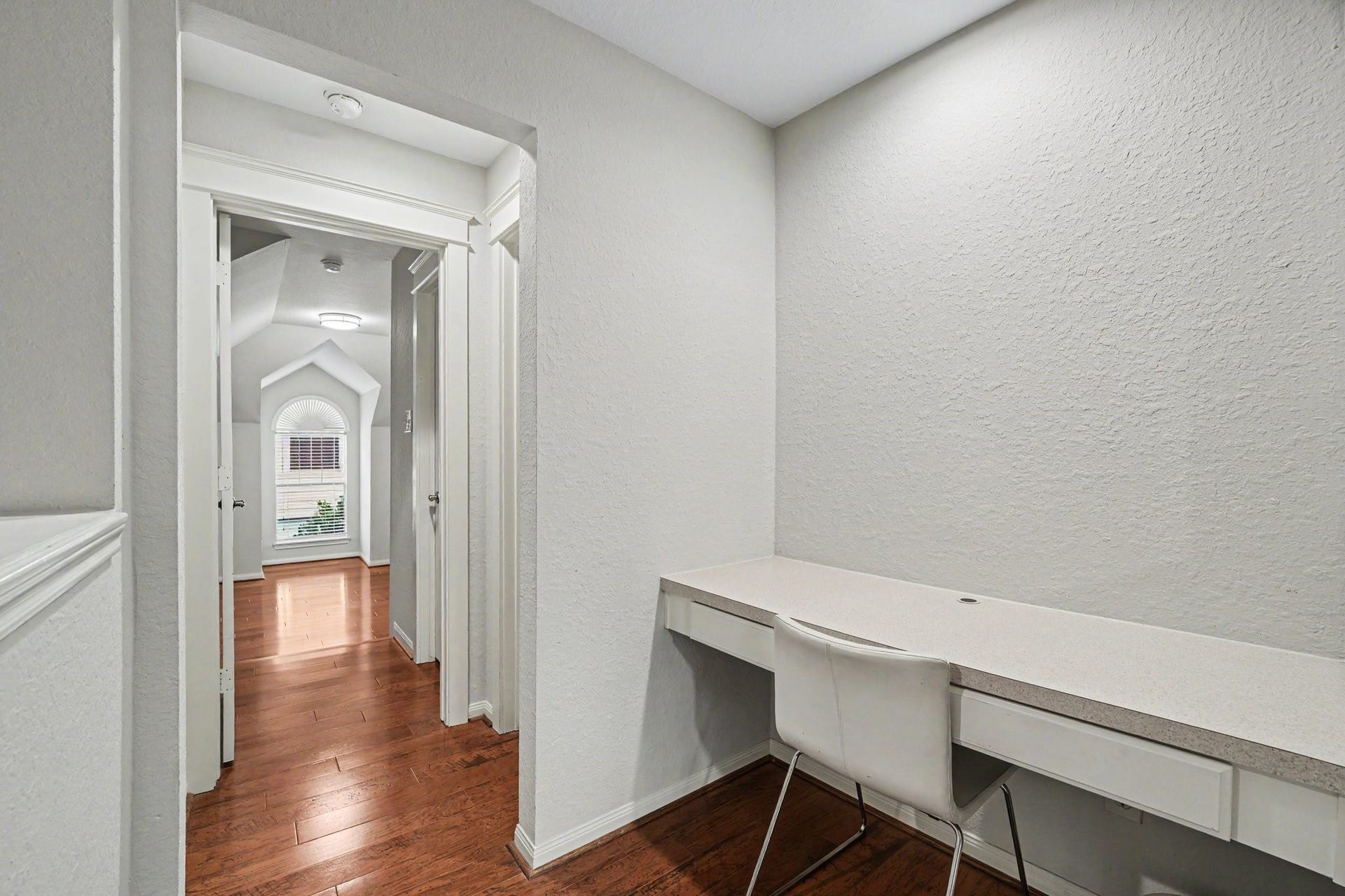 62 W Tapestry Park Circle, The Woodlands, TX 77381 Computer nook