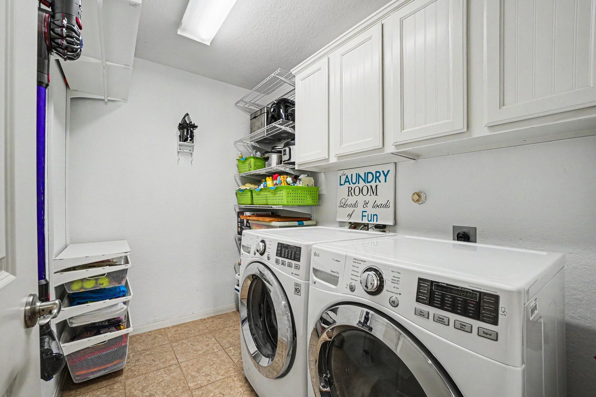 62 W Tapestry Park Circle, The Woodlands, TX 77381 Laundry room