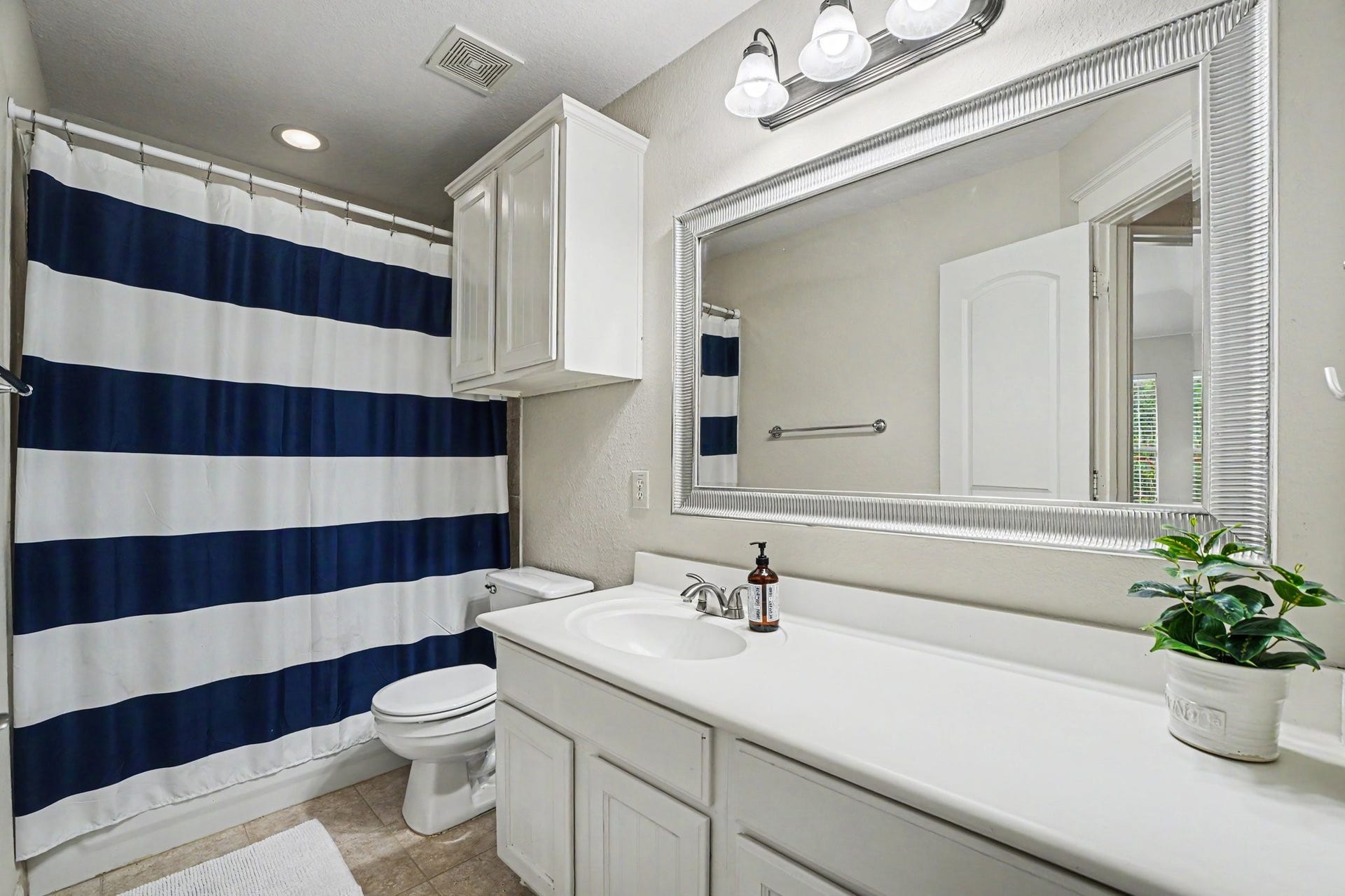 62 W Tapestry Park Circle, The Woodlands, TX 77381 Full bathroom
