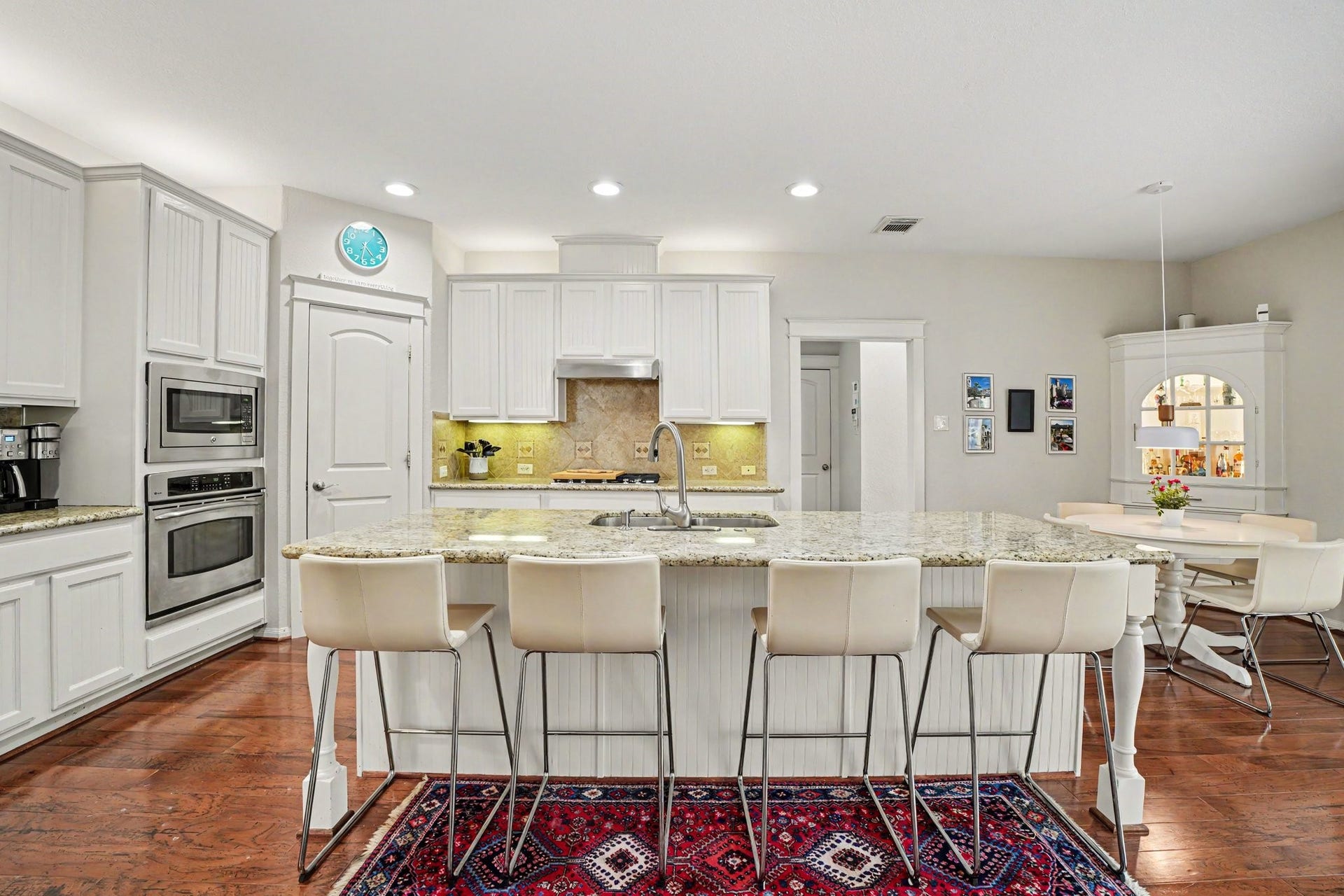 62 W Tapestry Park Circle, The Woodlands, TX 77381 Chef's kitchen