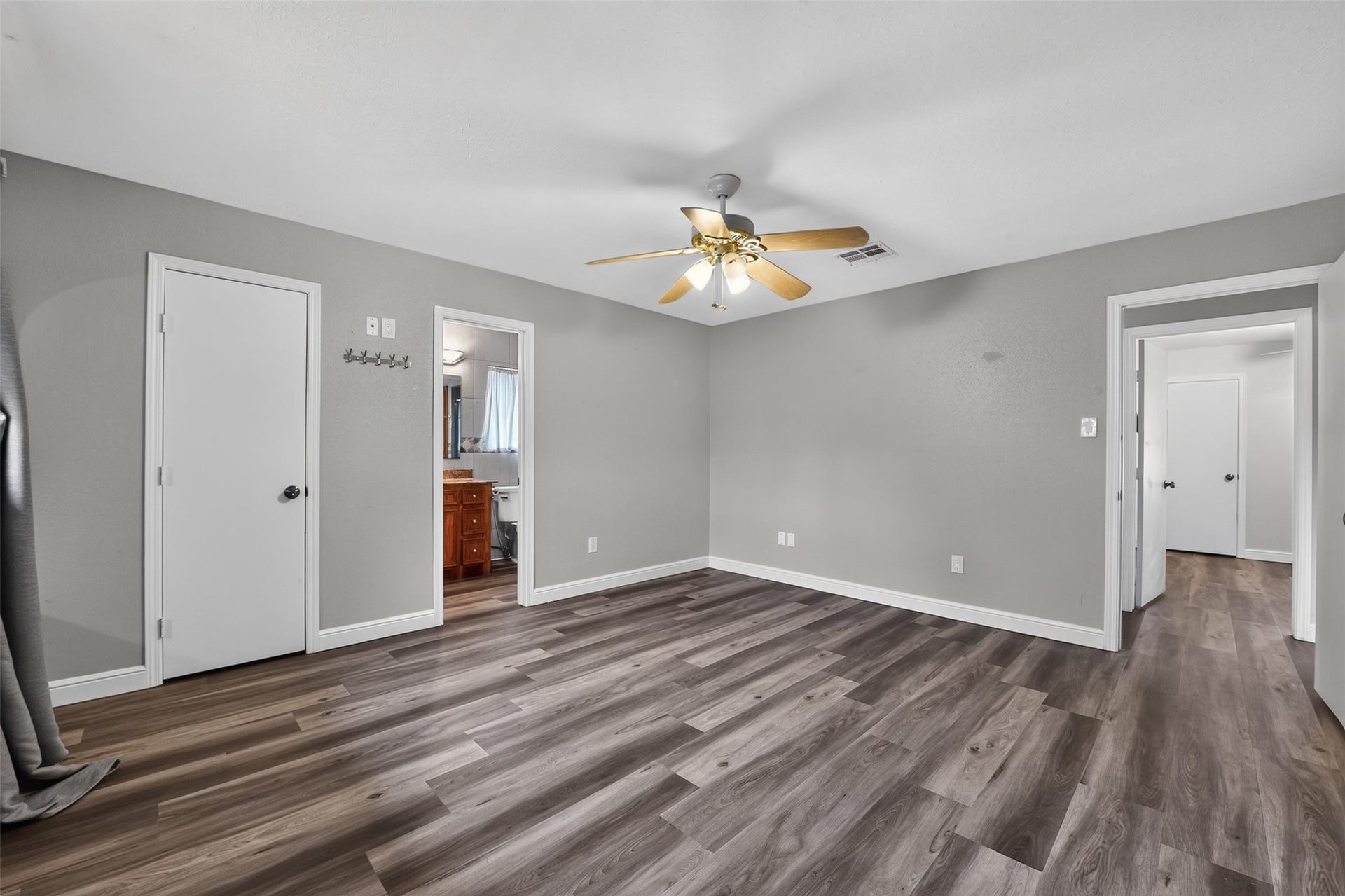1918 Oaklawn Street, Sugar Land, TX 77498 Retire at night to your spacious primary suite.
