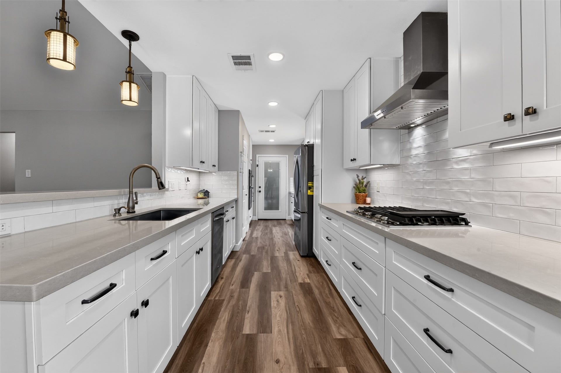 1918 Oaklawn Street, Sugar Land, TX 77498 Kitchen is beautifully uodated with granite counters and luxury vinyl flooring,