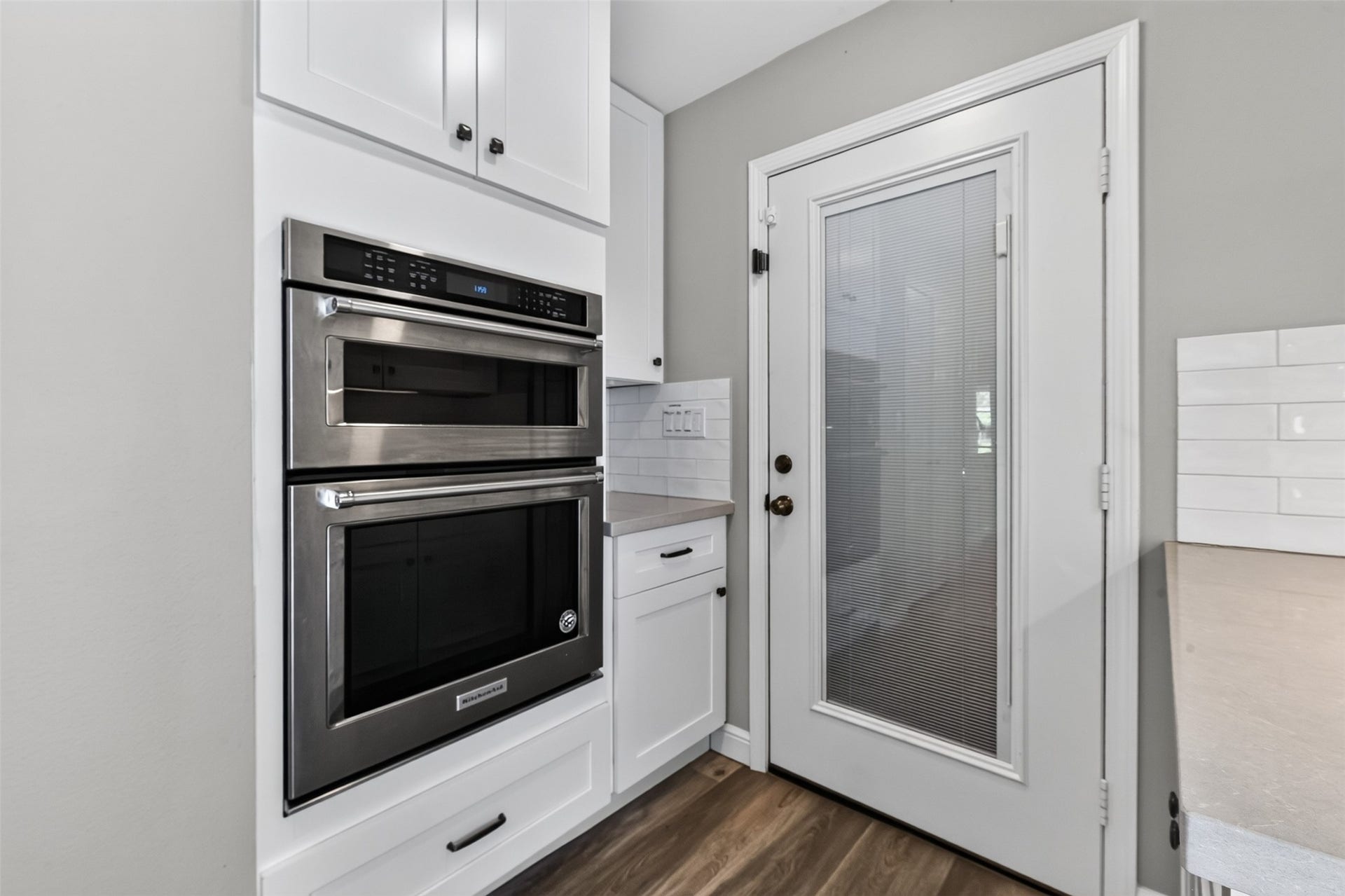 1918 Oaklawn Street, Sugar Land, TX 77498 Plenty of counter space and cabinets!