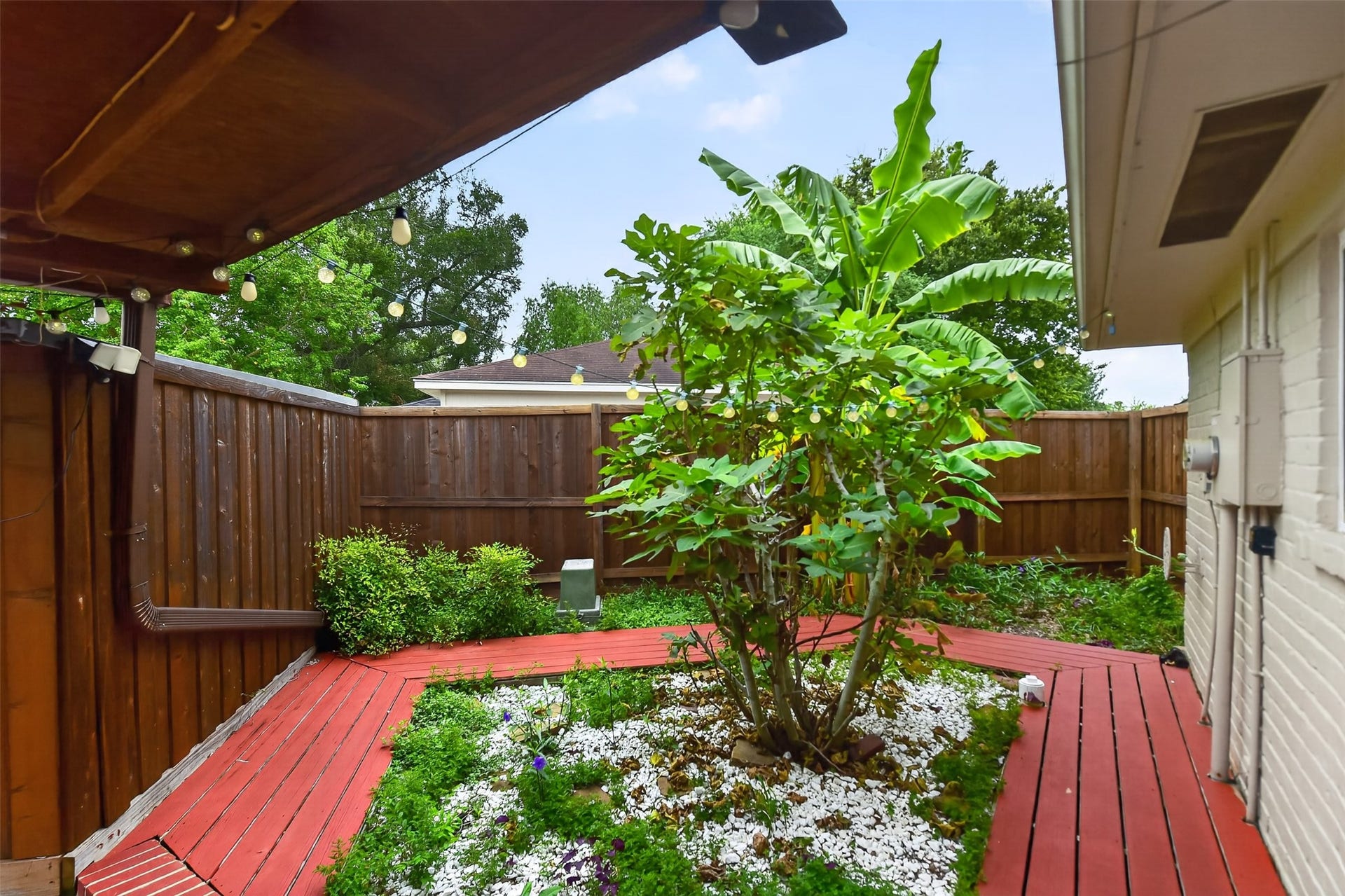 1918 Oaklawn Street, Sugar Land, TX 77498 Imagine all of the herbs and other plants you can grow here.