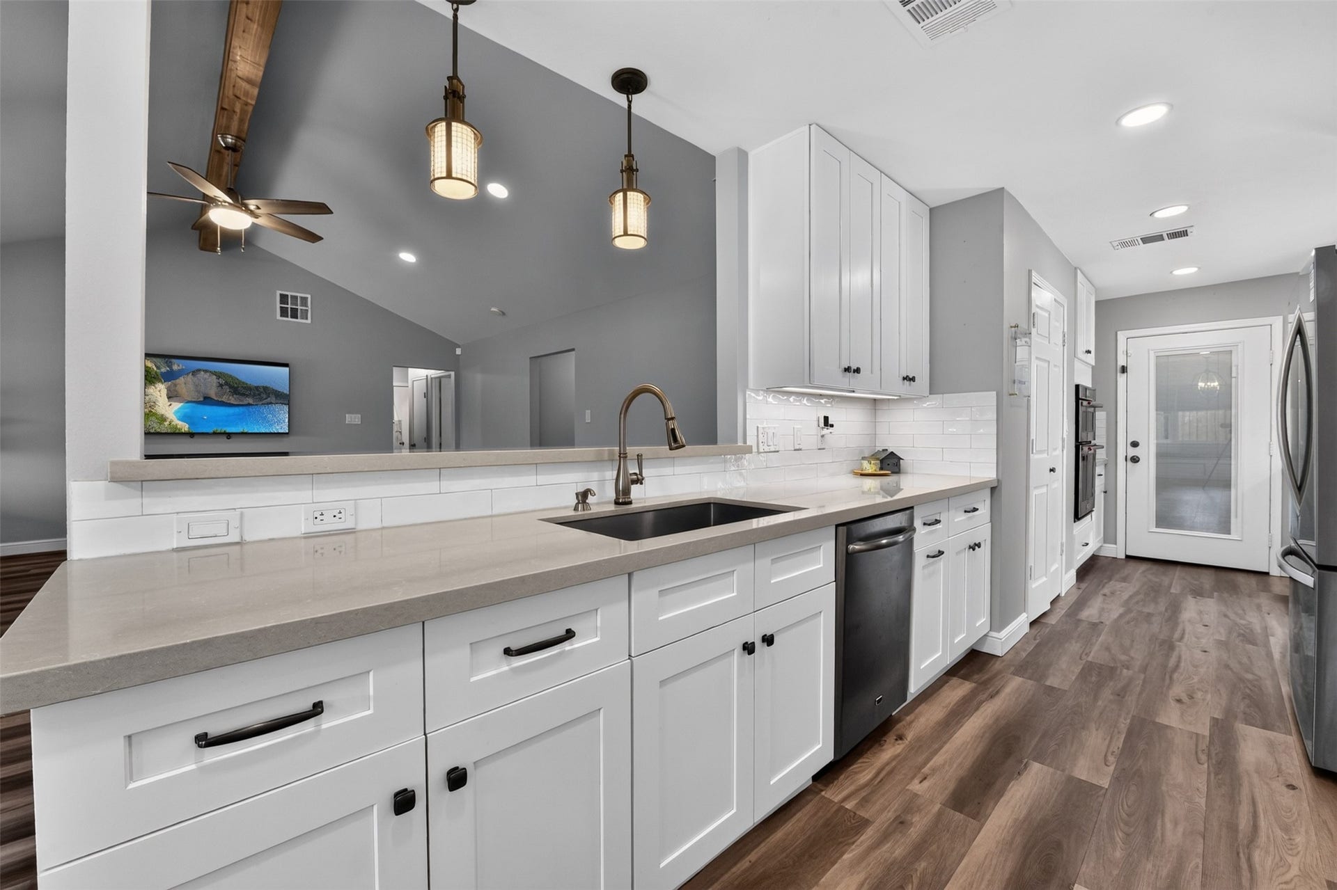 1918 Oaklawn Street, Sugar Land, TX 77498 You won't miss any of the activity in the living room while working in this kitchen.