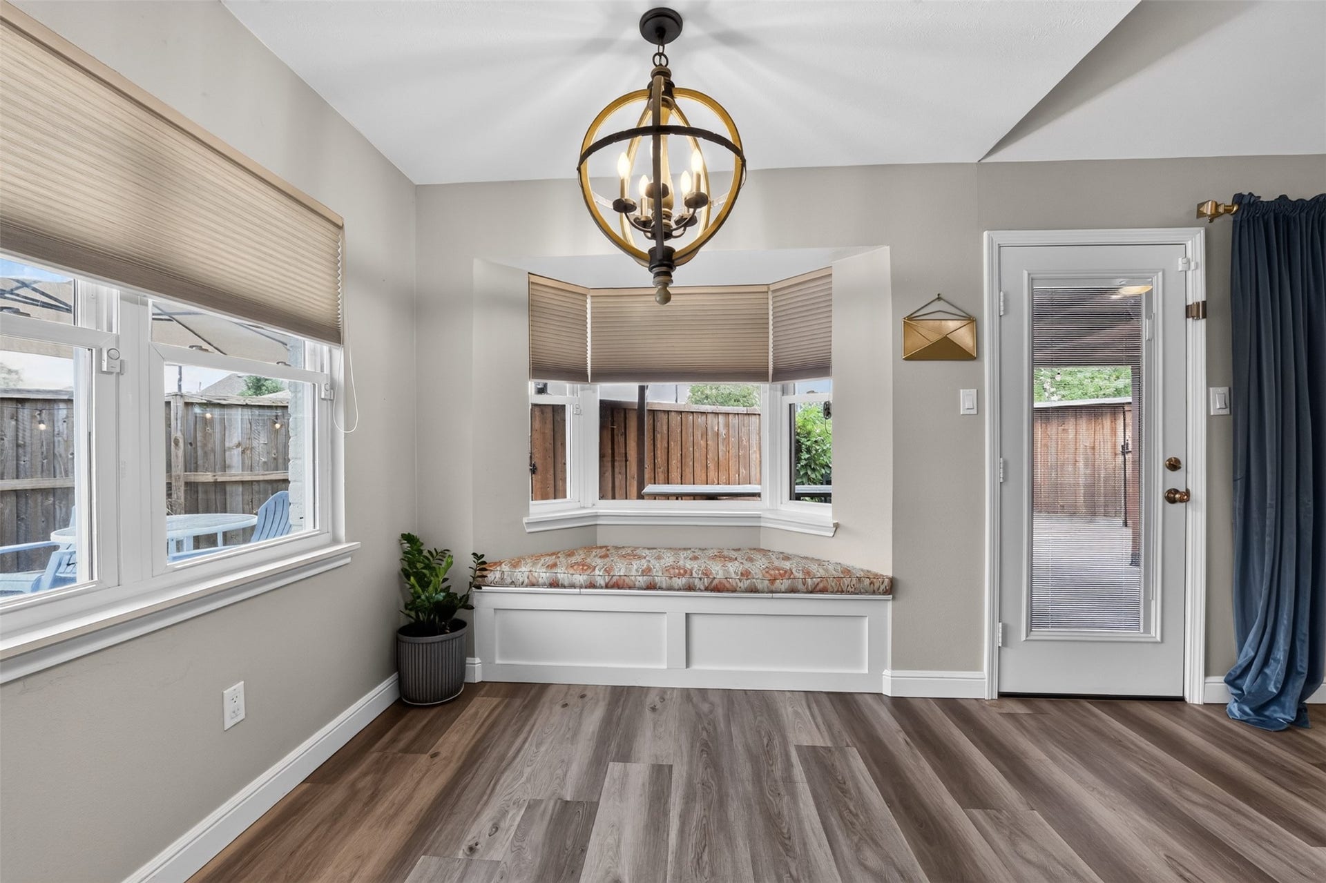 1918 Oaklawn Street, Sugar Land, TX 77498 Don't miss any of the outside action when sitting in the breakfast area.