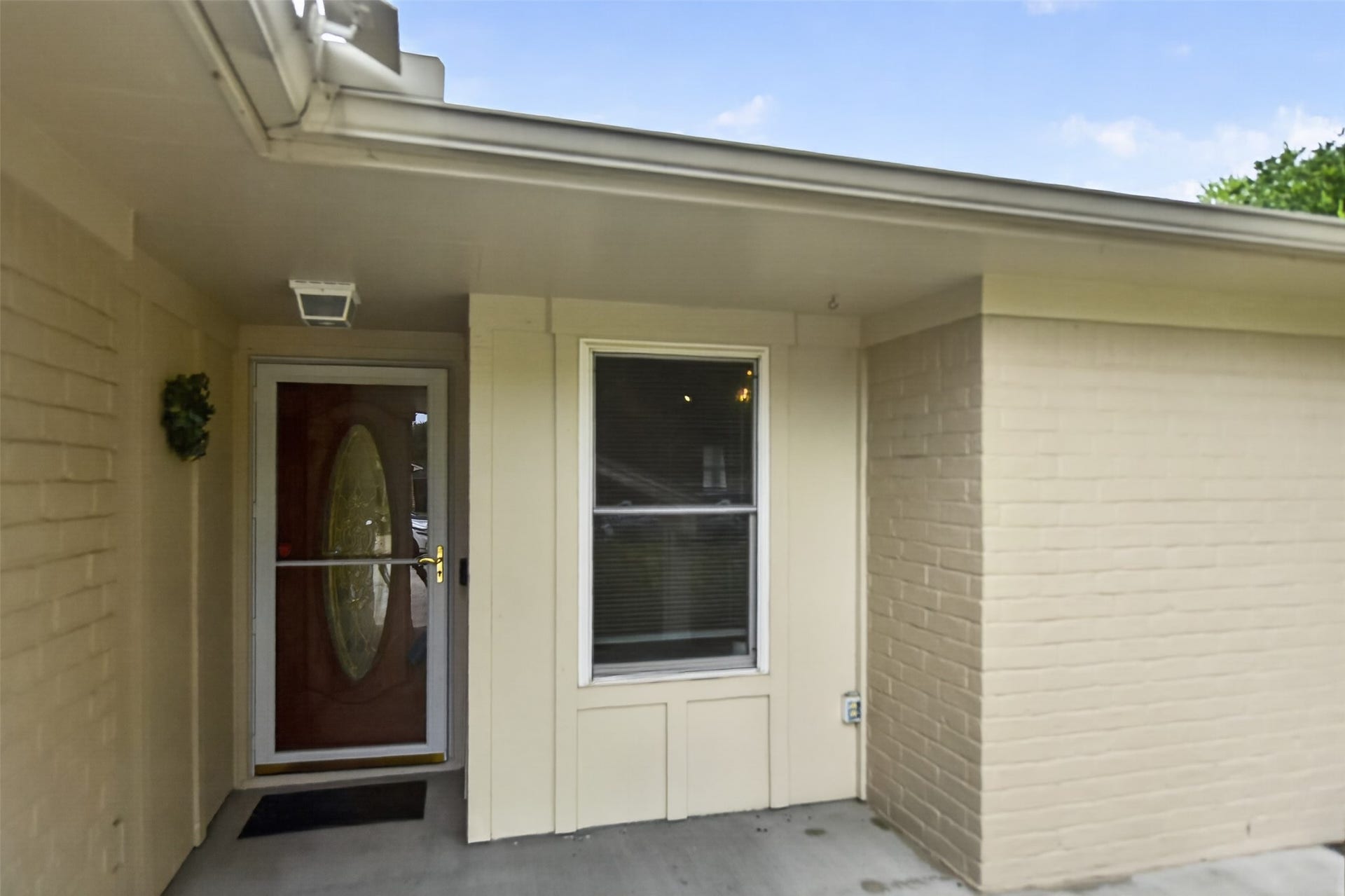 1918 Oaklawn Street, Sugar Land, TX 77498 Welcome! Covered front entrance for your guests.