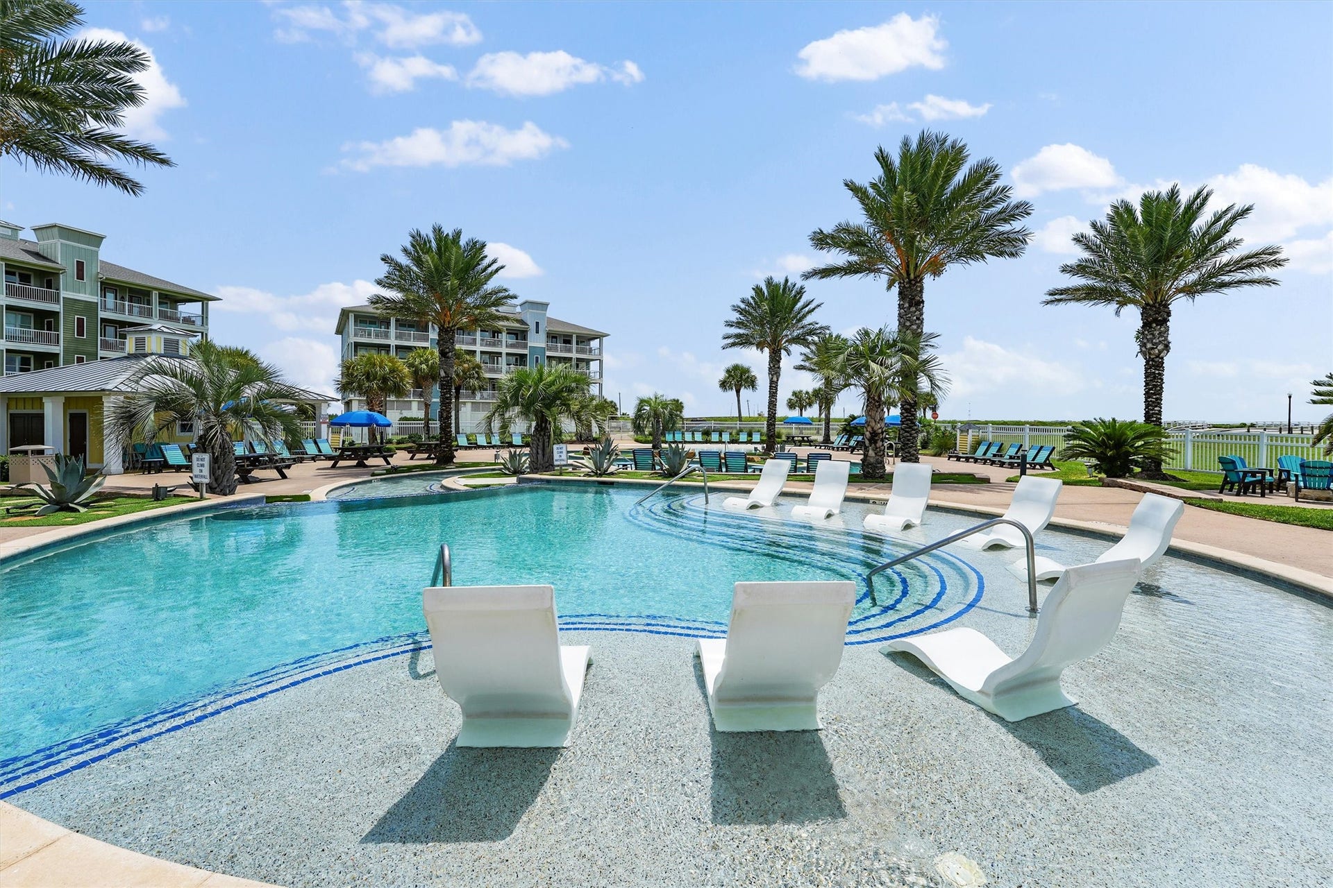 The bayside pool and lazy river
create a resort-style escape,
perfect for floating, swimming,
and soaking up the Pointe West
lifestyle.