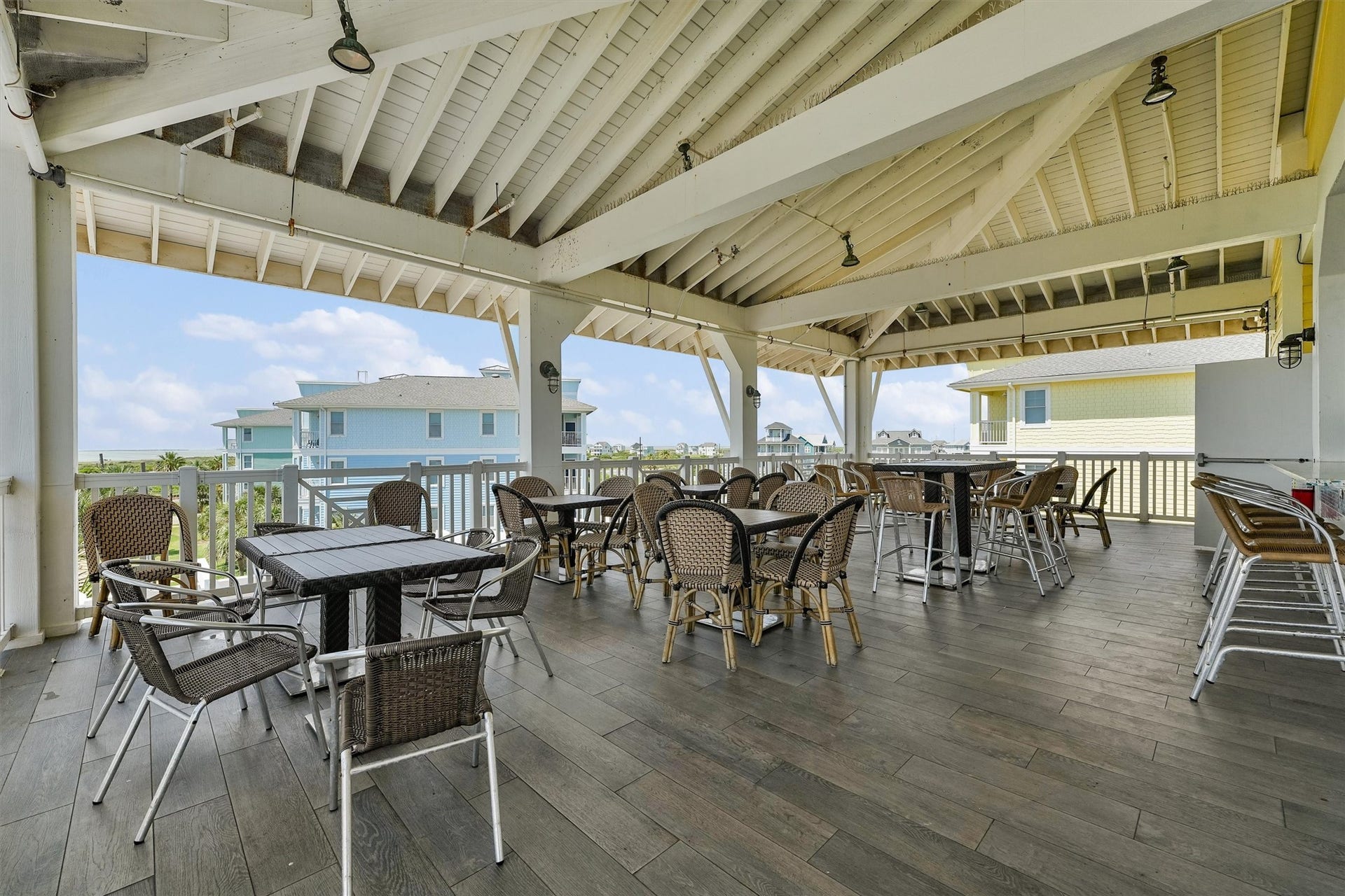 Enjoy casual dining with Gulf
views at the Clubhouse
Restaurant, where indoor and
outdoor seating create a relaxed
coastal experience.