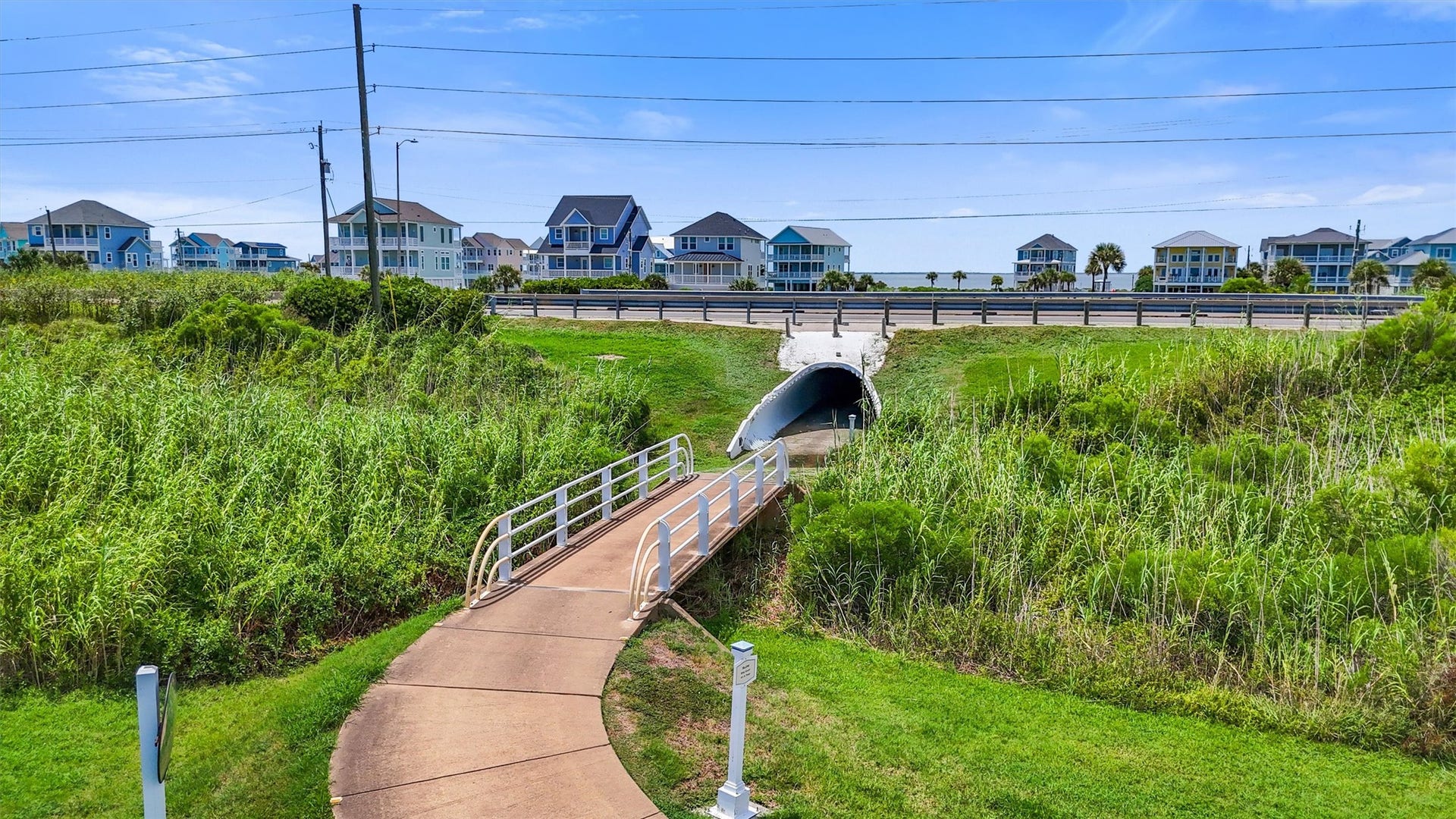 Golf cart-friendly paths provide
convenient access to the beach
and amenities, making it easy to
get around the community.