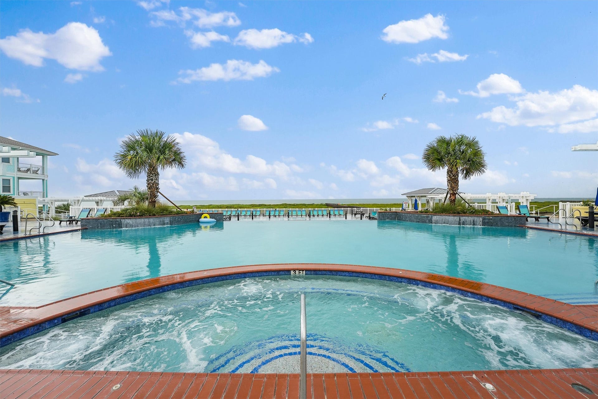A sparkling beachfront pool
offers the ideal place to cool off,
relax in the sun, or take in
panoramic views of the Gulf.
