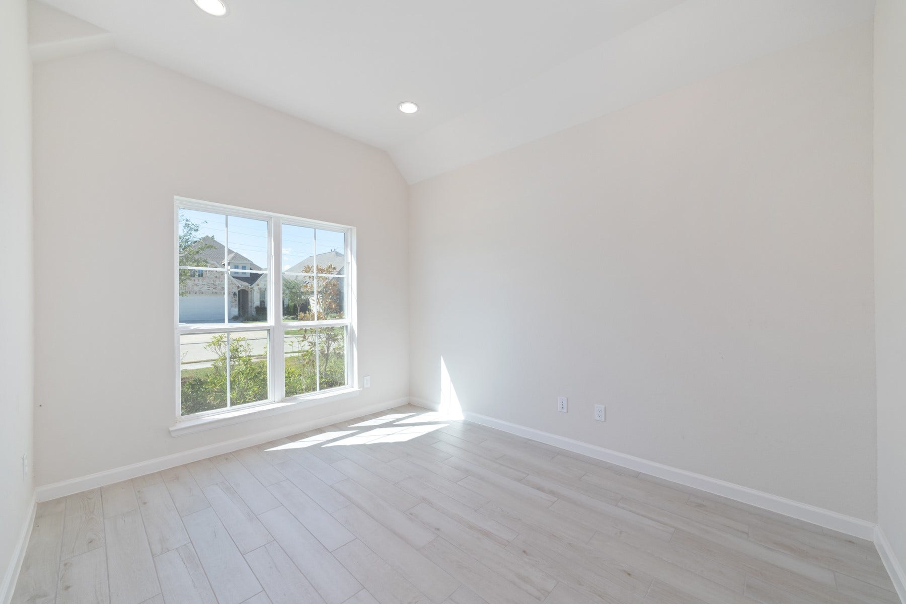 Bright and inviting office space featuring sleek tile flooring, perfect for productivity and inspiration.