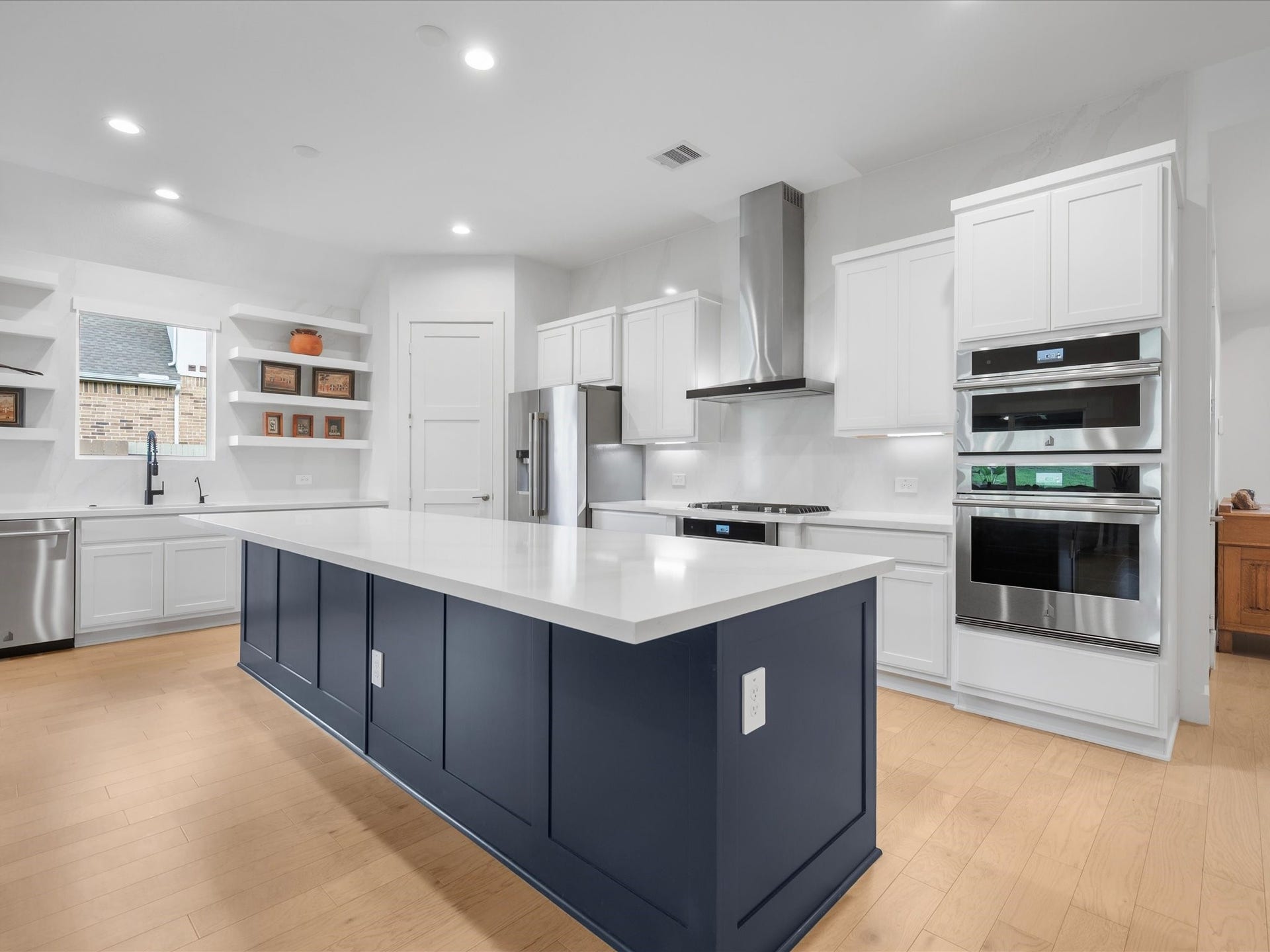 Large kitchen with high end applicances throughout.